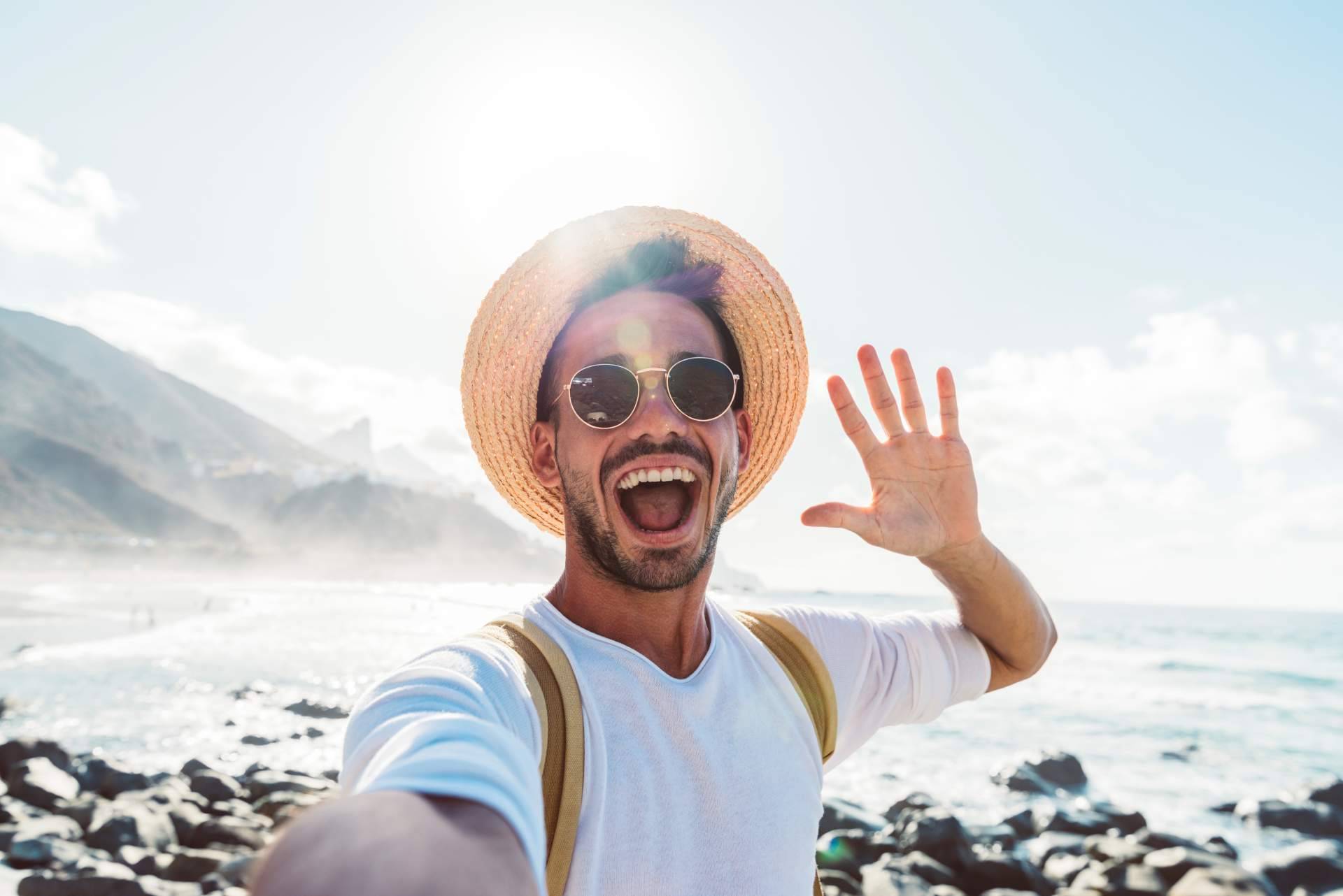 Las pieles se ponen sensibles. La nueva campaña de verano de DOCTOR KLEIN impulsa una ola de positivismo
