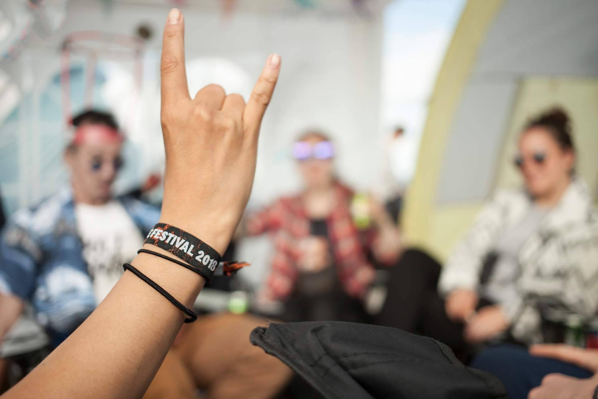 Pulseras para Discotecas se encarga de diseñar pulseras de tela personalizadas
