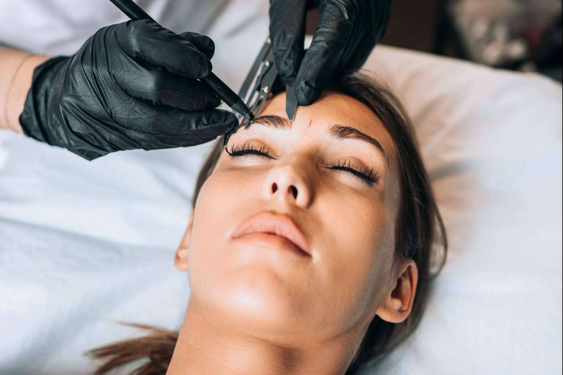 La técnica de maquillaje permanente para unas cejas pelo a pelo en Alicante, microblading de cejas
