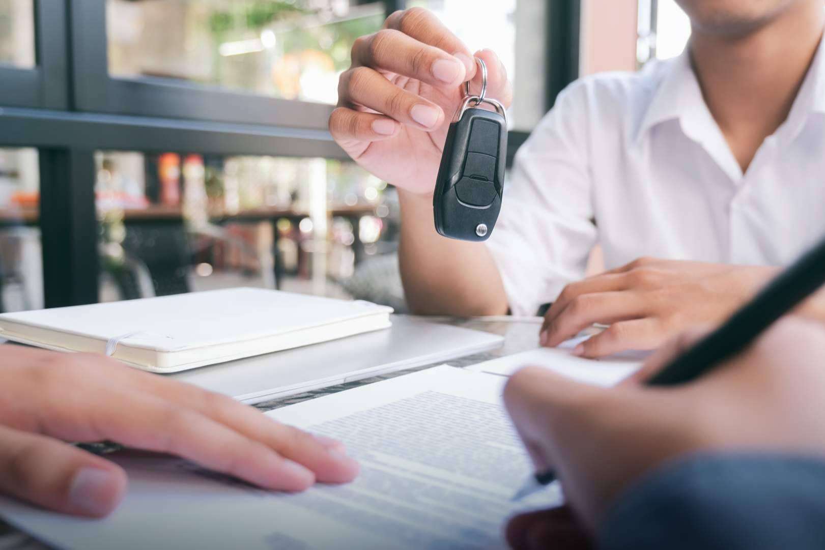 ¿Cómo se efectúa el cambio de titularidad de un vehículo en la DGT? Informes Mecánicos lo explica