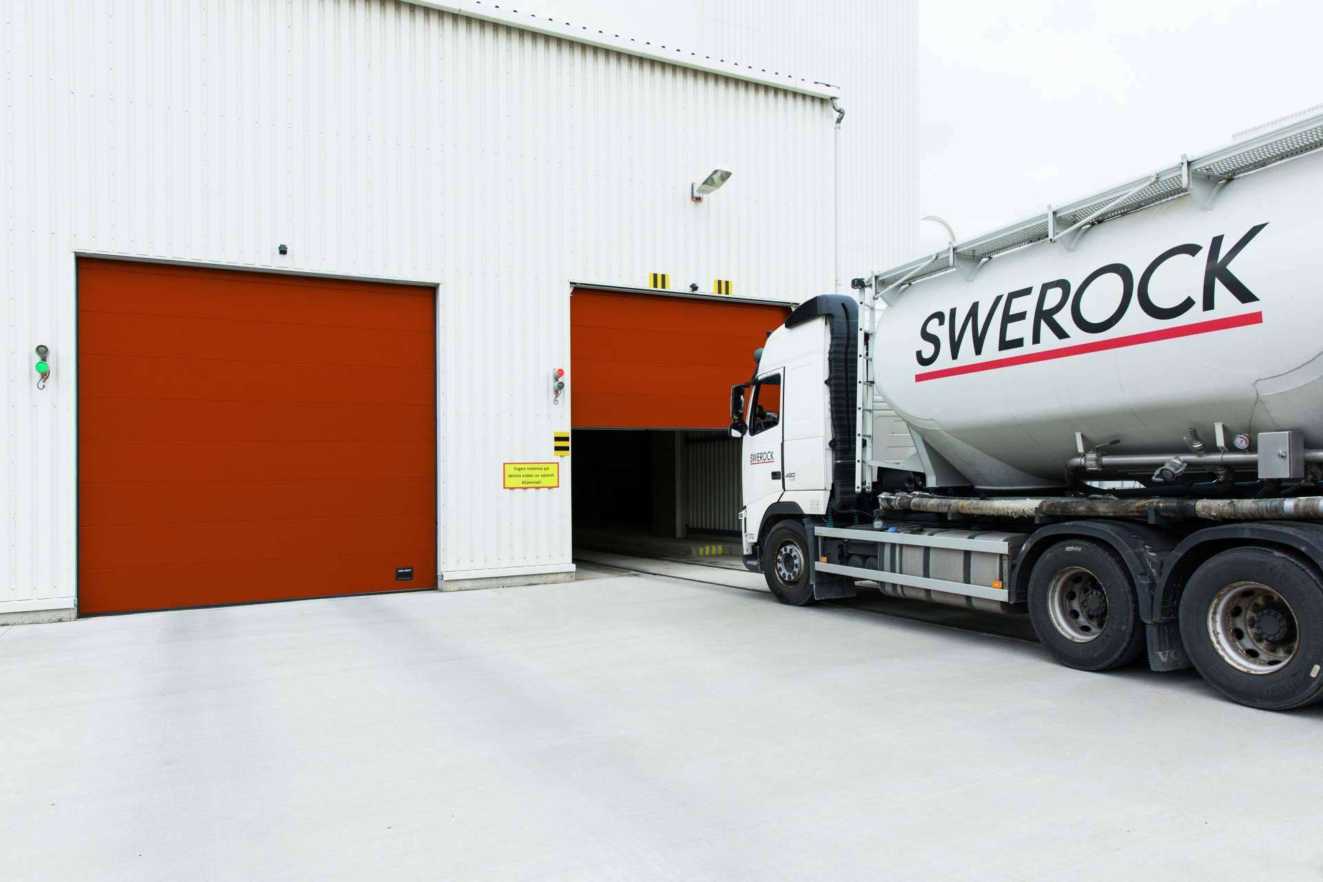 Las puertas seccionales de ASSA ABLOY ofrecen funcionalidad, seguridad y aislamiento para instalaciones industriales