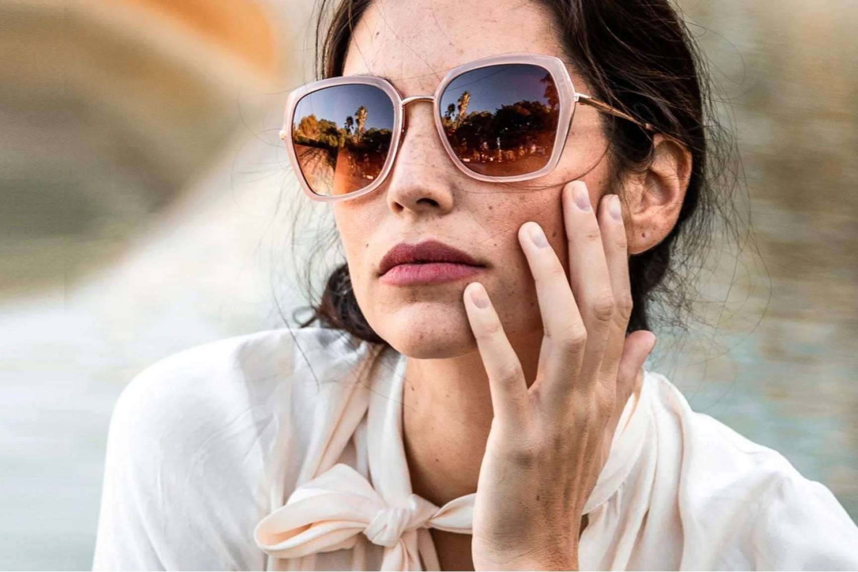 Charly Therapy ofrece las gafas de sol rosas de moda para este verano