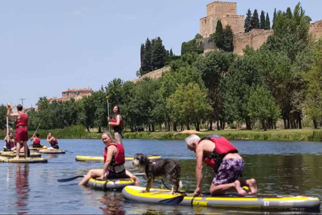 Especialista en paddle surf en Salamanca, con Turismo Activa