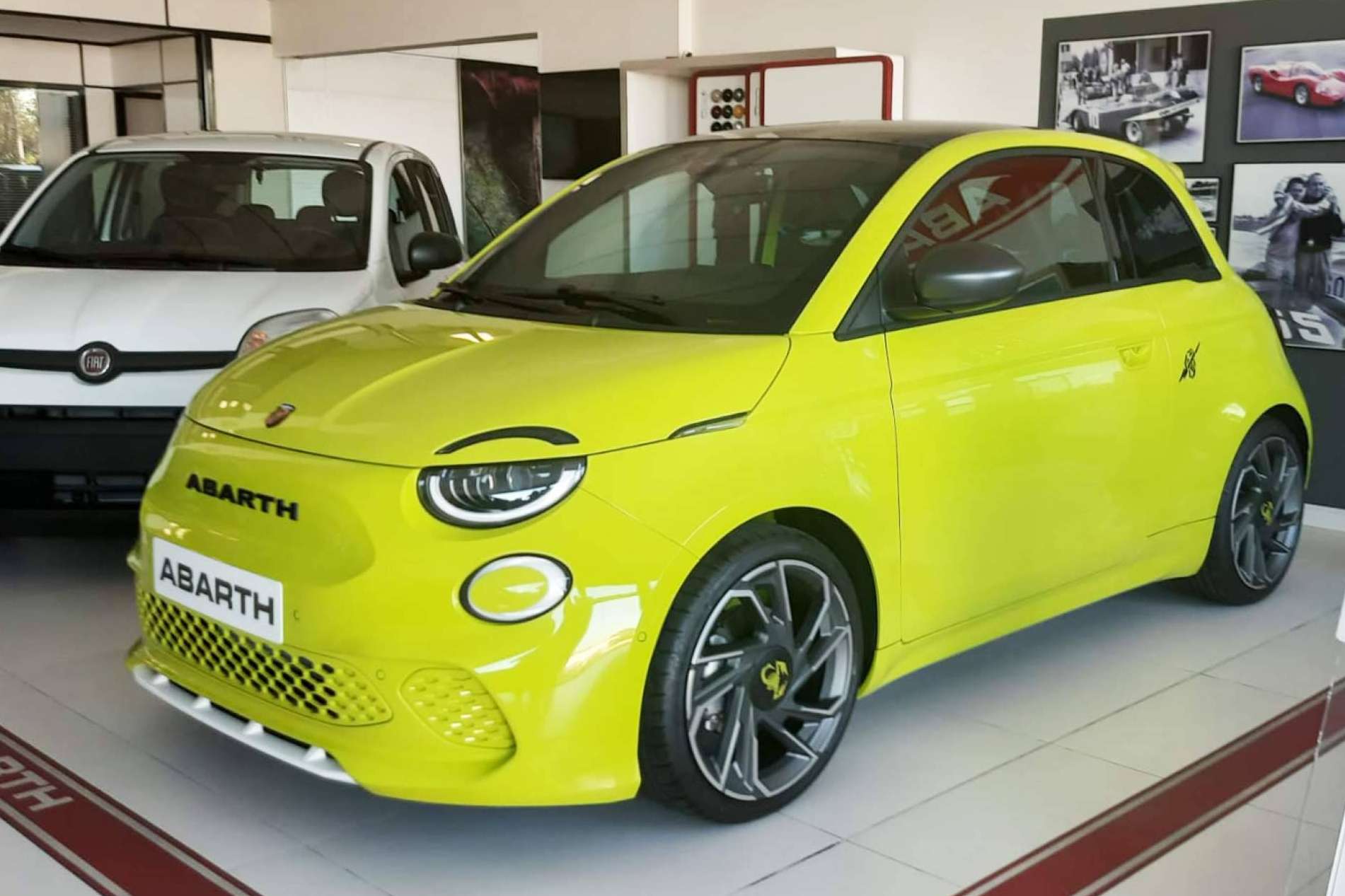 Abarth impulsa la electrificación; Lanza el Abarth 500e y Ascauto lo ofrece en Madrid