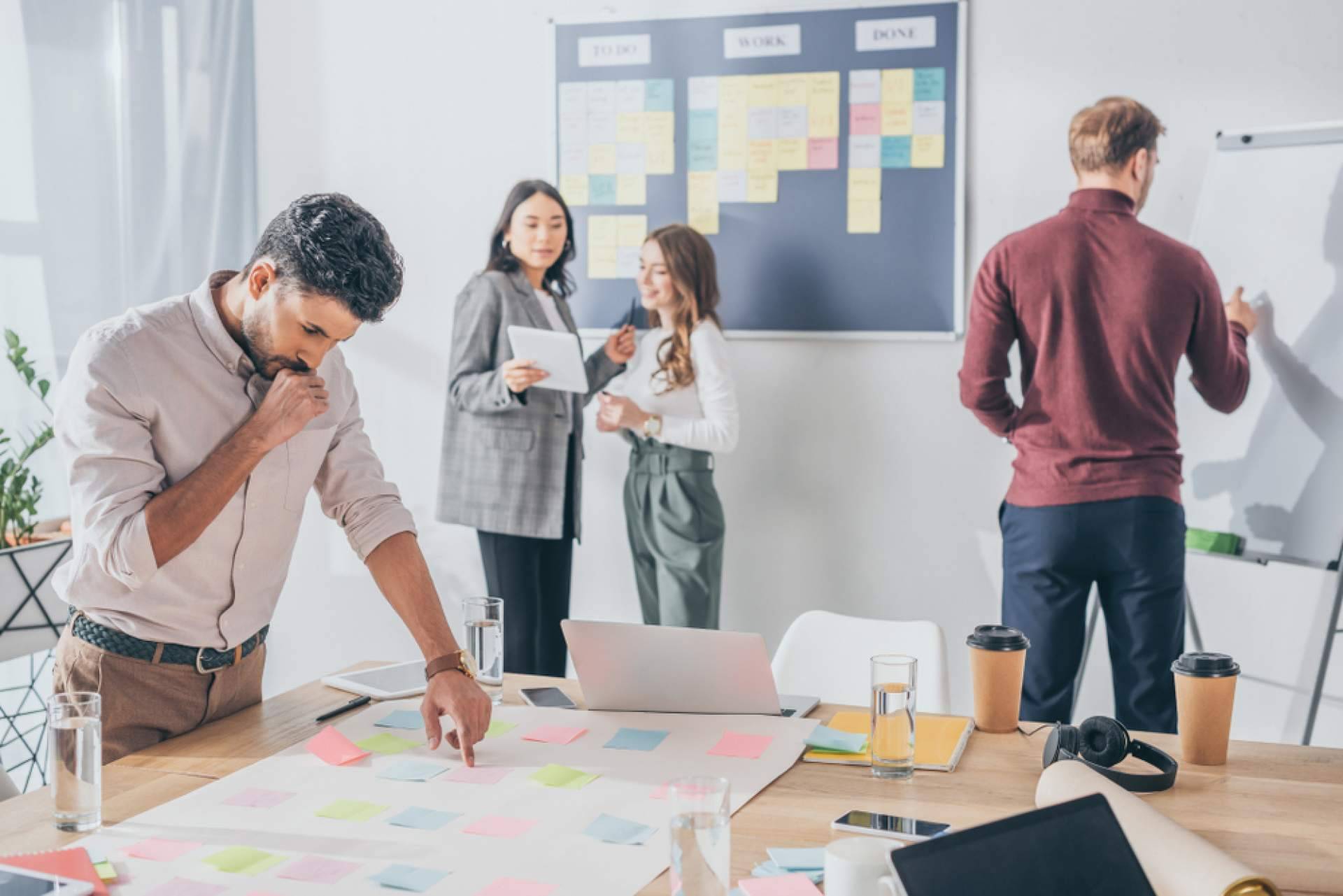 Cómo el pensamiento crítico en un MBA moldea líderes de la industria