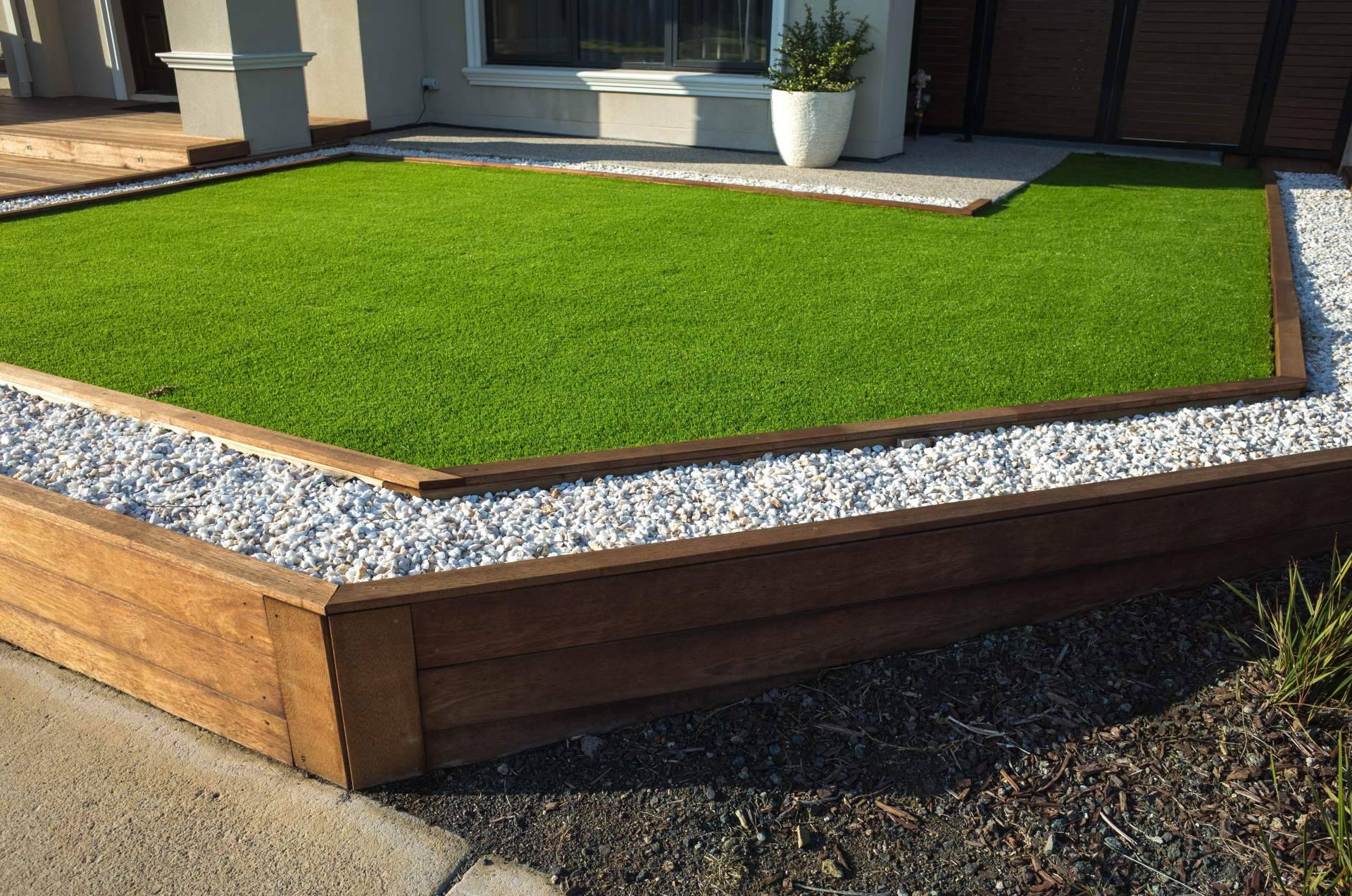 Diseño de terrazas con jardines con piedras blancas y césped artificial