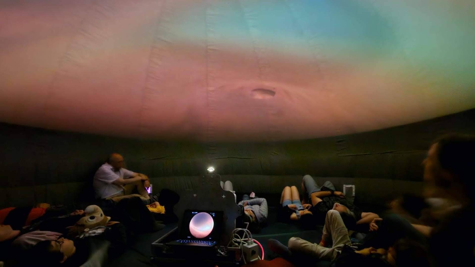 Un planetario portátil para poder disfrutar del espacio sin salir del colegio