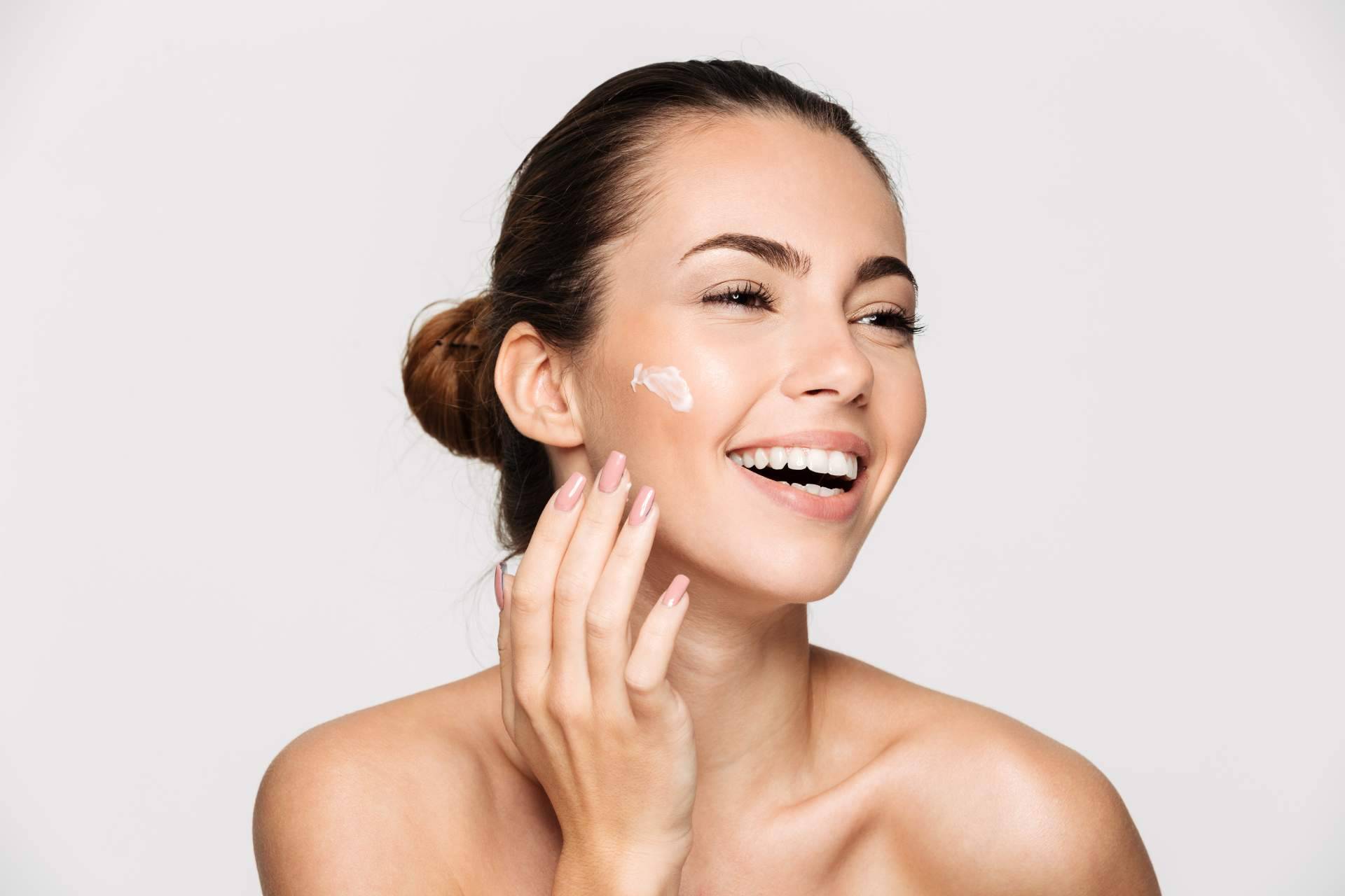 Alluring Clinic realiza rellenos faciales con ácido hialurónico que aportan resultados naturales