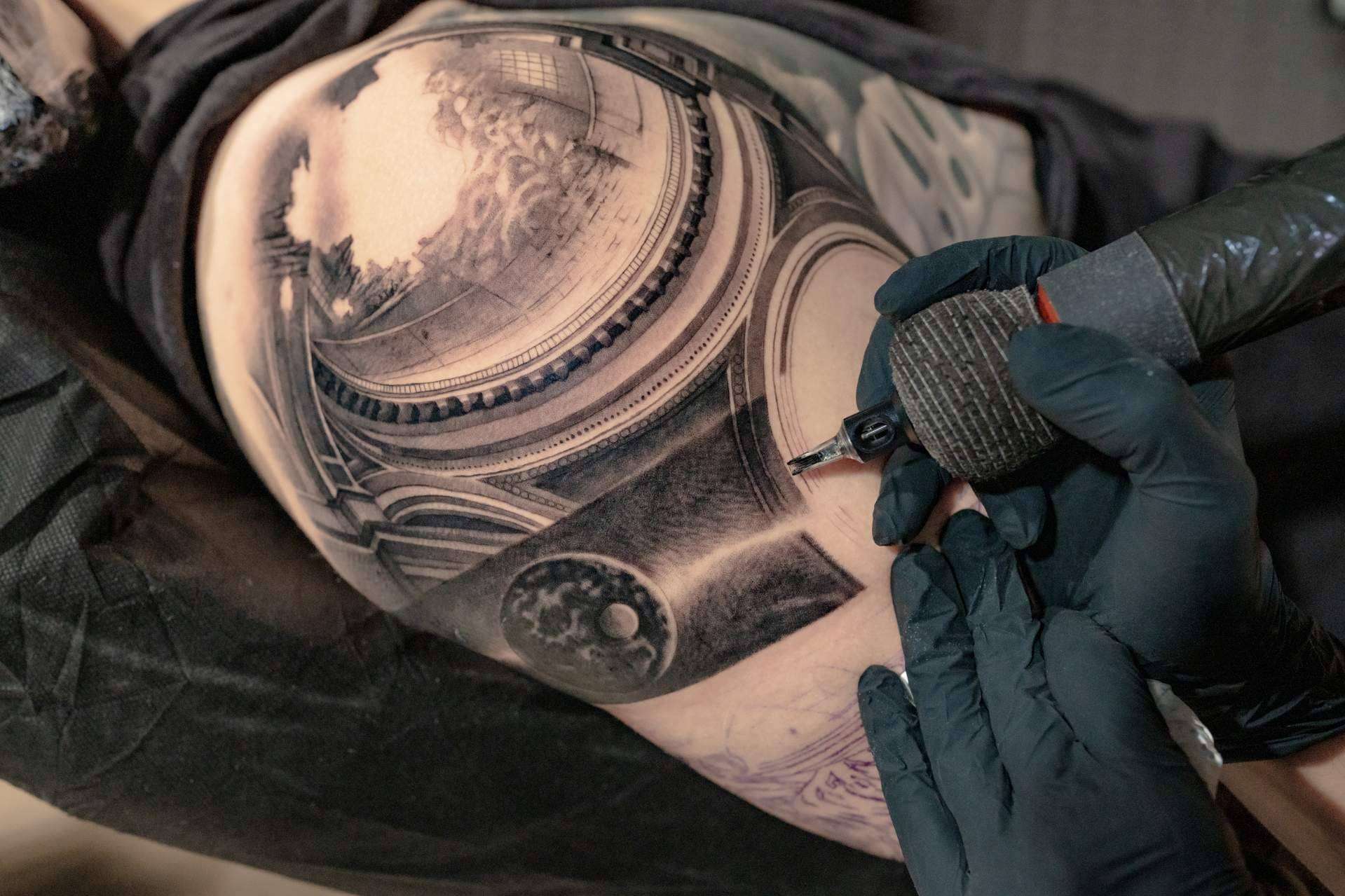 ¿Cómo se trabaja el realismo tatuajes brazo entero hombre sin dañar la piel? Lo enseña Habbility