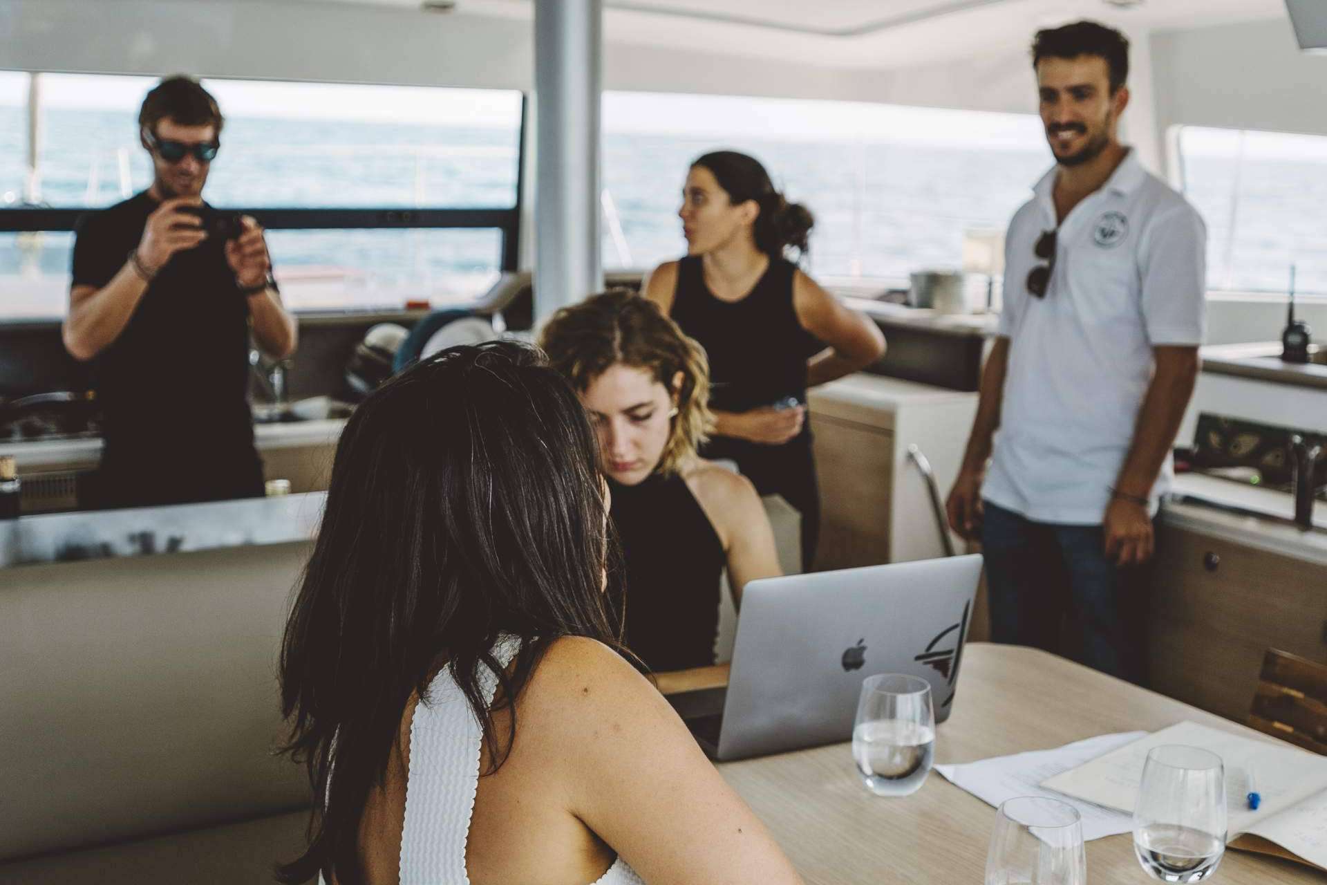 Sondevela dispone de alquiler de barco para tener un evento de empresa