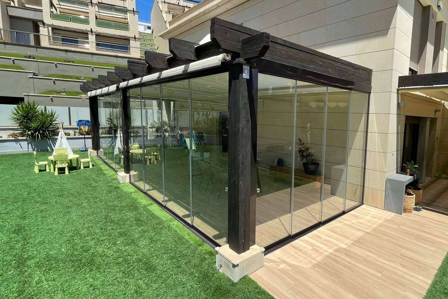 Los interioristas cada vez se decantan más por las cortinas de cristal Airclos