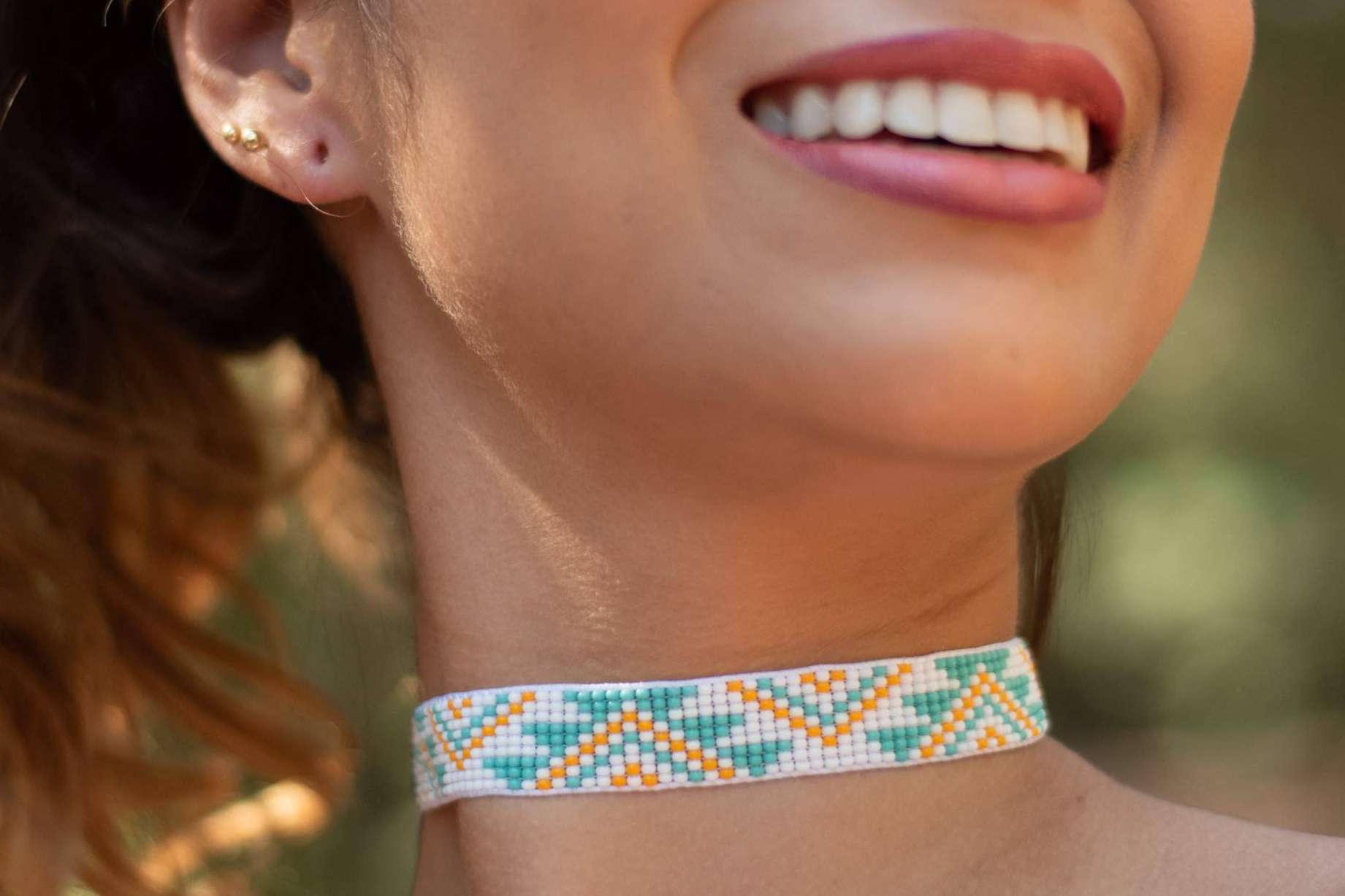 El impacto de piezas coloridas en verano con la joyería artesanal colombiana y los bolsos wayuu