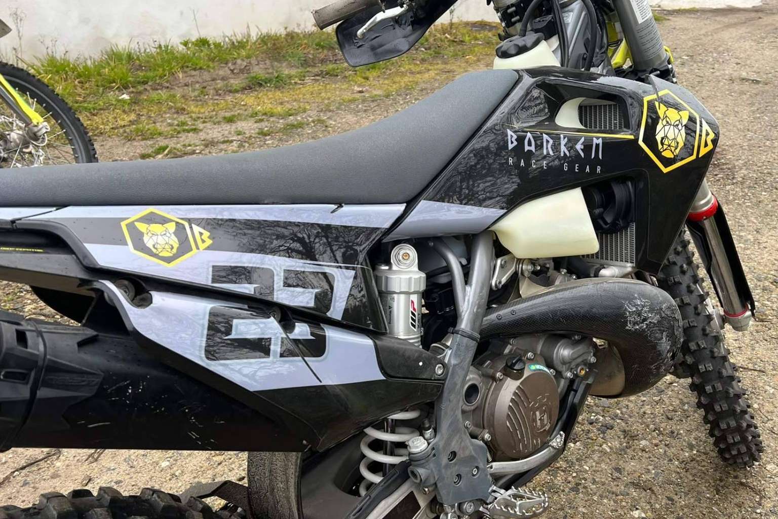 ¿Dónde encontrar adhesivos personalizados para motos de motocross? ADHESIVOSEMBARRADOS