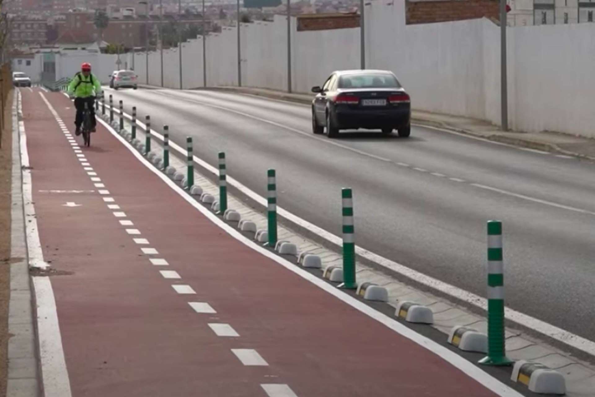 En la ciudad de Cartagena, Abadecom fue el encargado del suministro de separador de carril bici fotoluminiscente