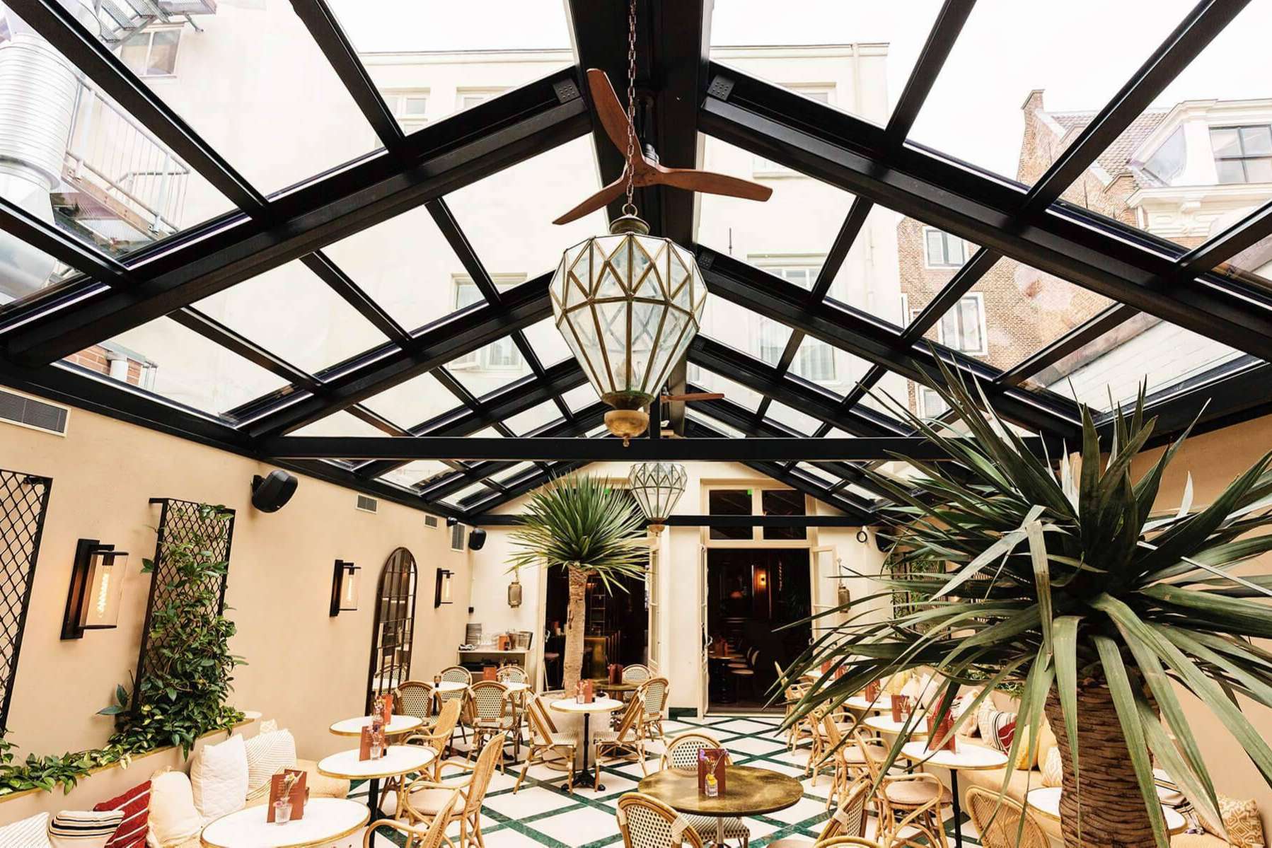 Para patio interior, fabricación de techo, de la mano de Airclos