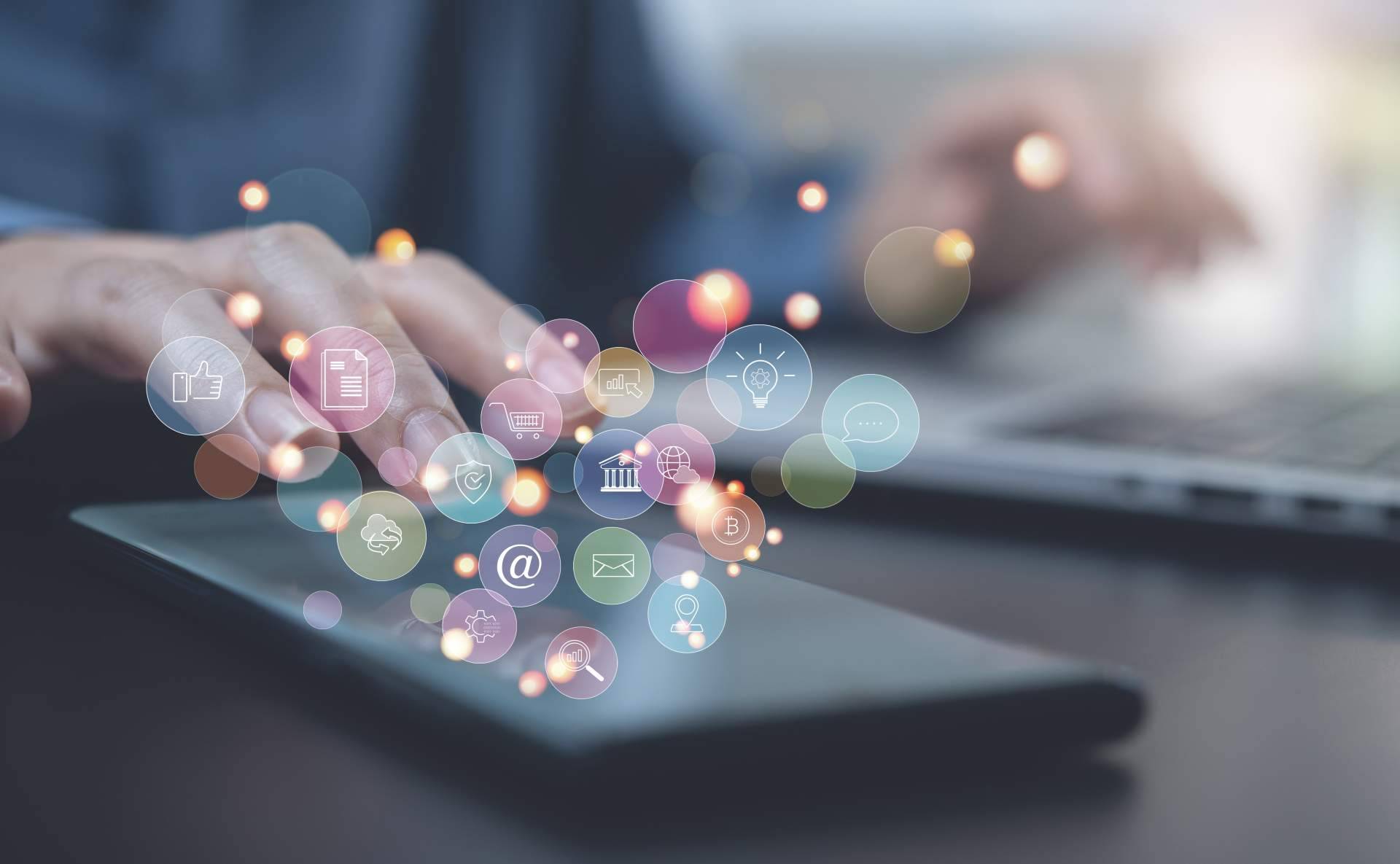 Mejora de la productividad gracias a las apps vinculadas al sistema gestor de la empresa, por AKX Studio