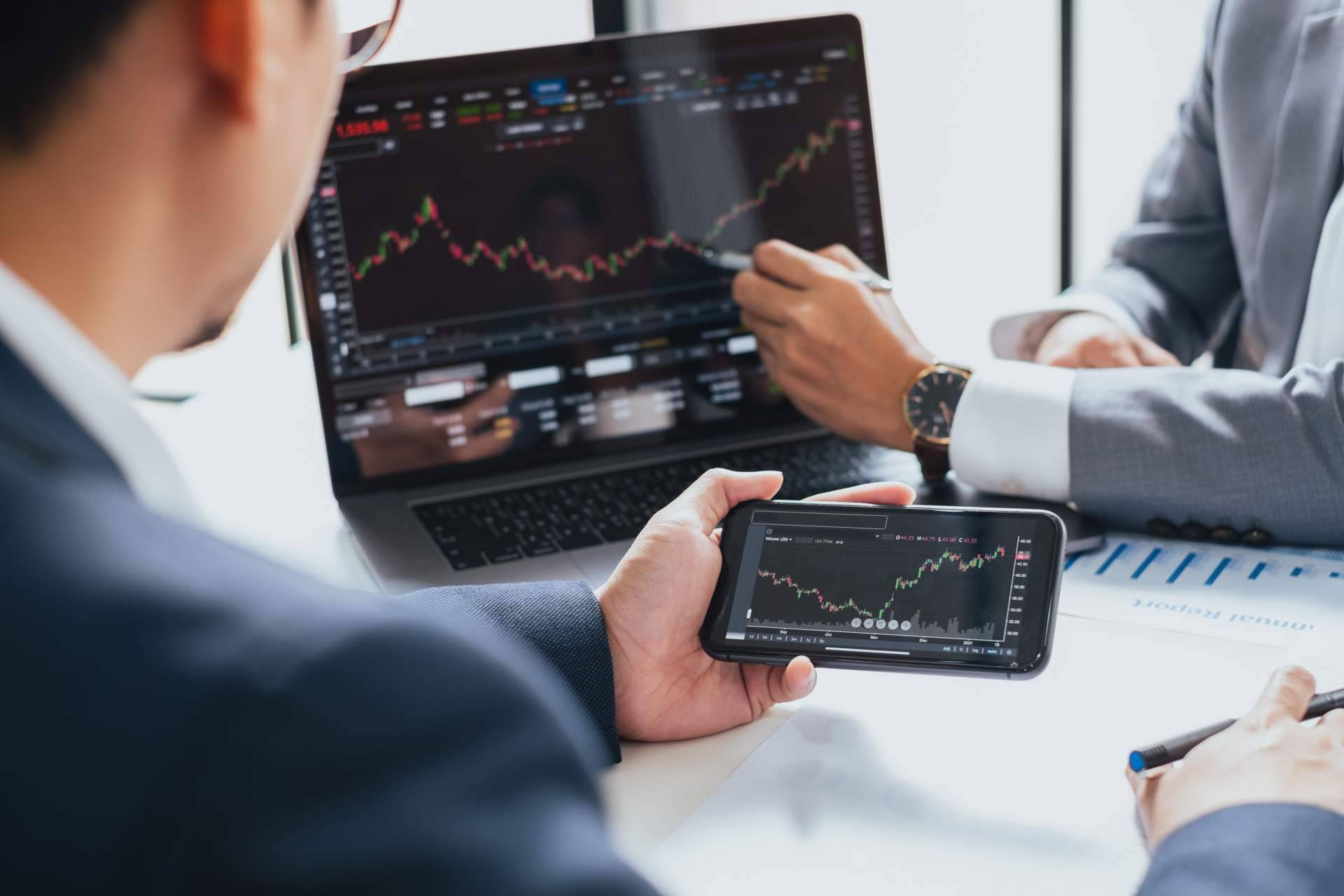 Estar al día de las novedades en inversión con el grupo de WhatsApp de una de las mejores academias de trading, Área de Inversión