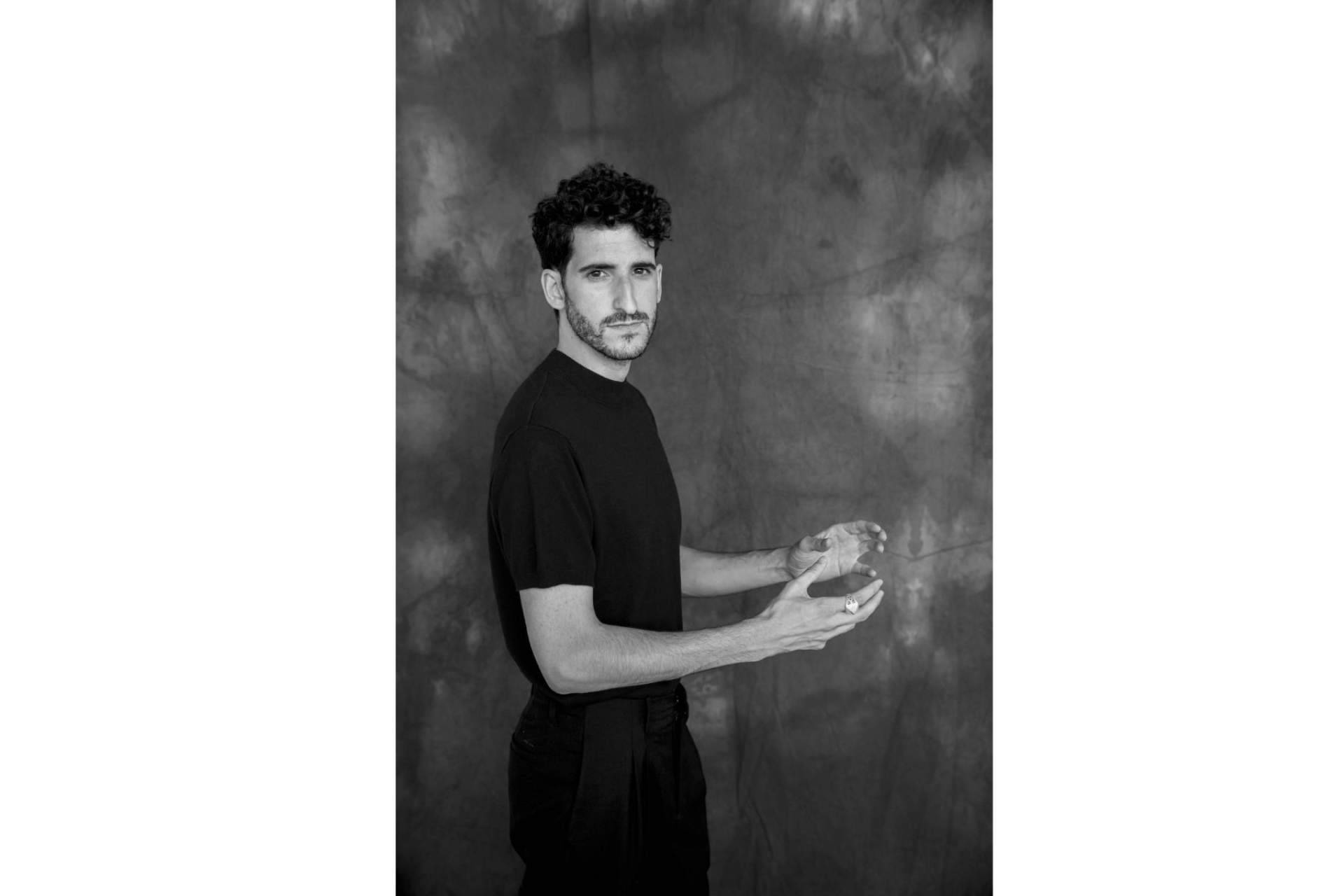 La exposición de fotografía de la revista FEARLESS®, Manos de la Arquitectura, presente en el Parque de Retiro