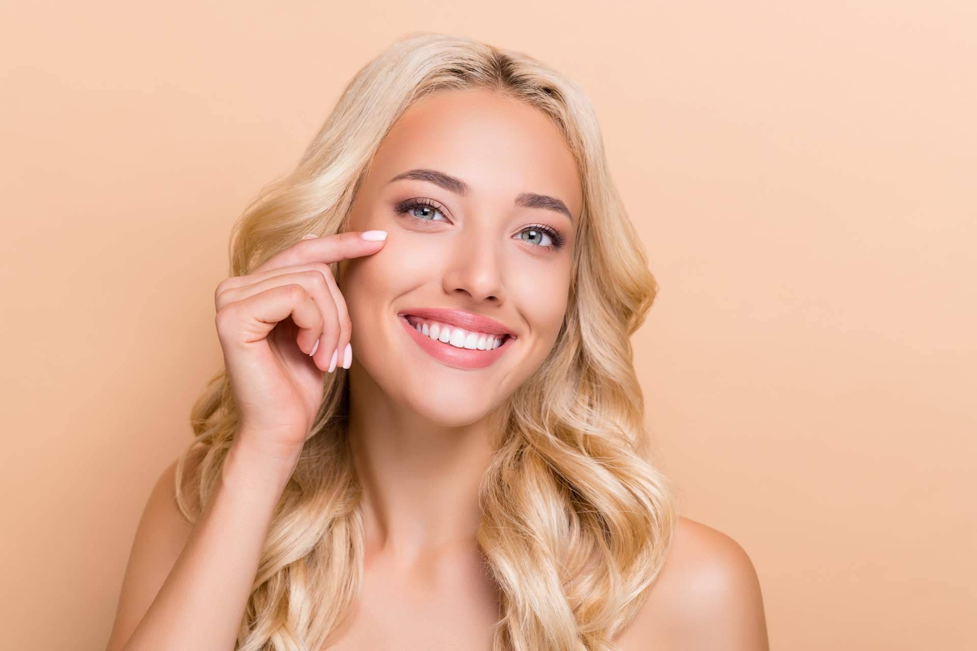 El relleno de pómulos con ácido hialurónico es uno de los tratamientos más efectivos para el rejuvenecimiento facial, por, Centro Médico El Pilar