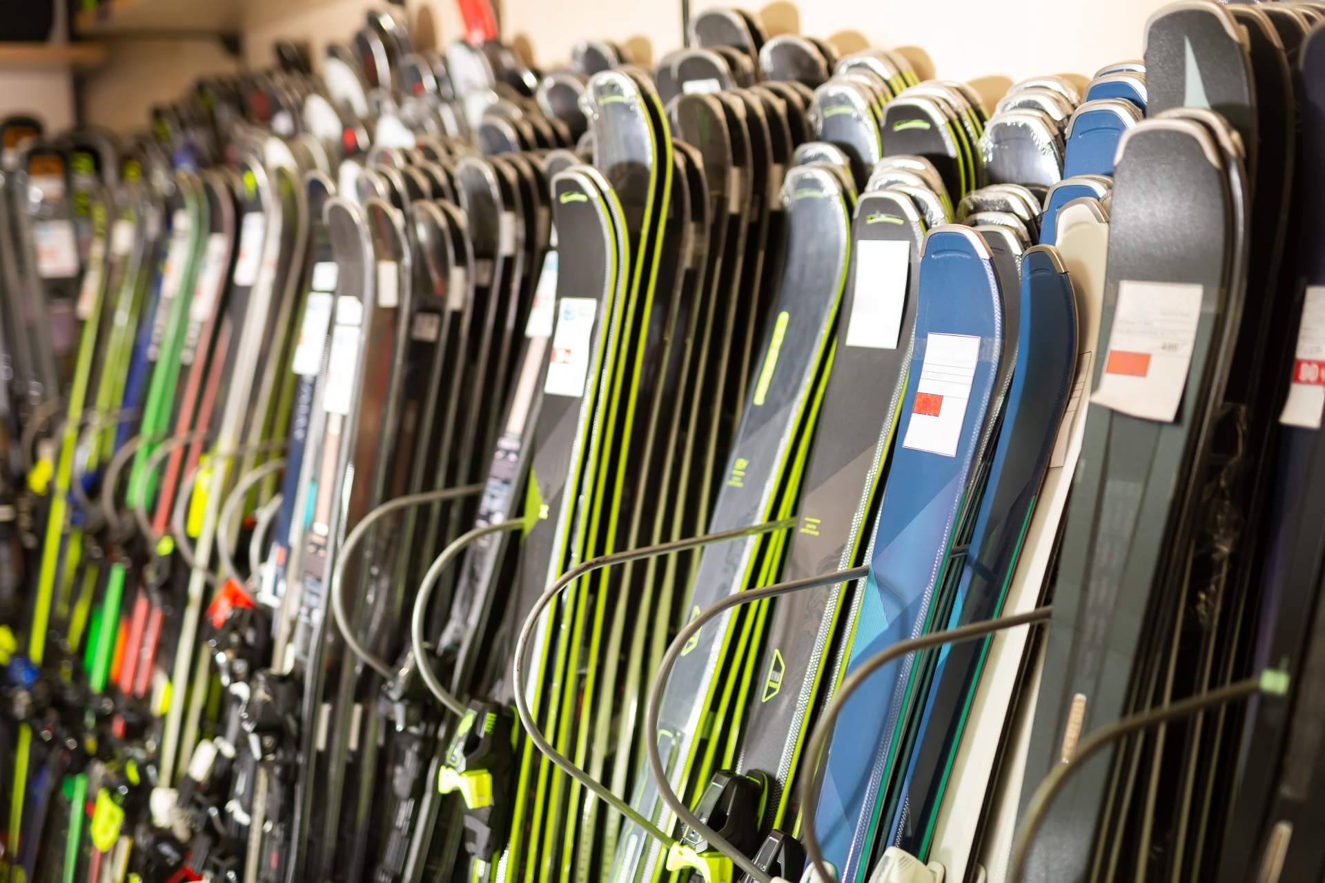 Material de esquí en Sierra Nevada con el servicio de alquiler de Sierra Nevada Adventure & Ski