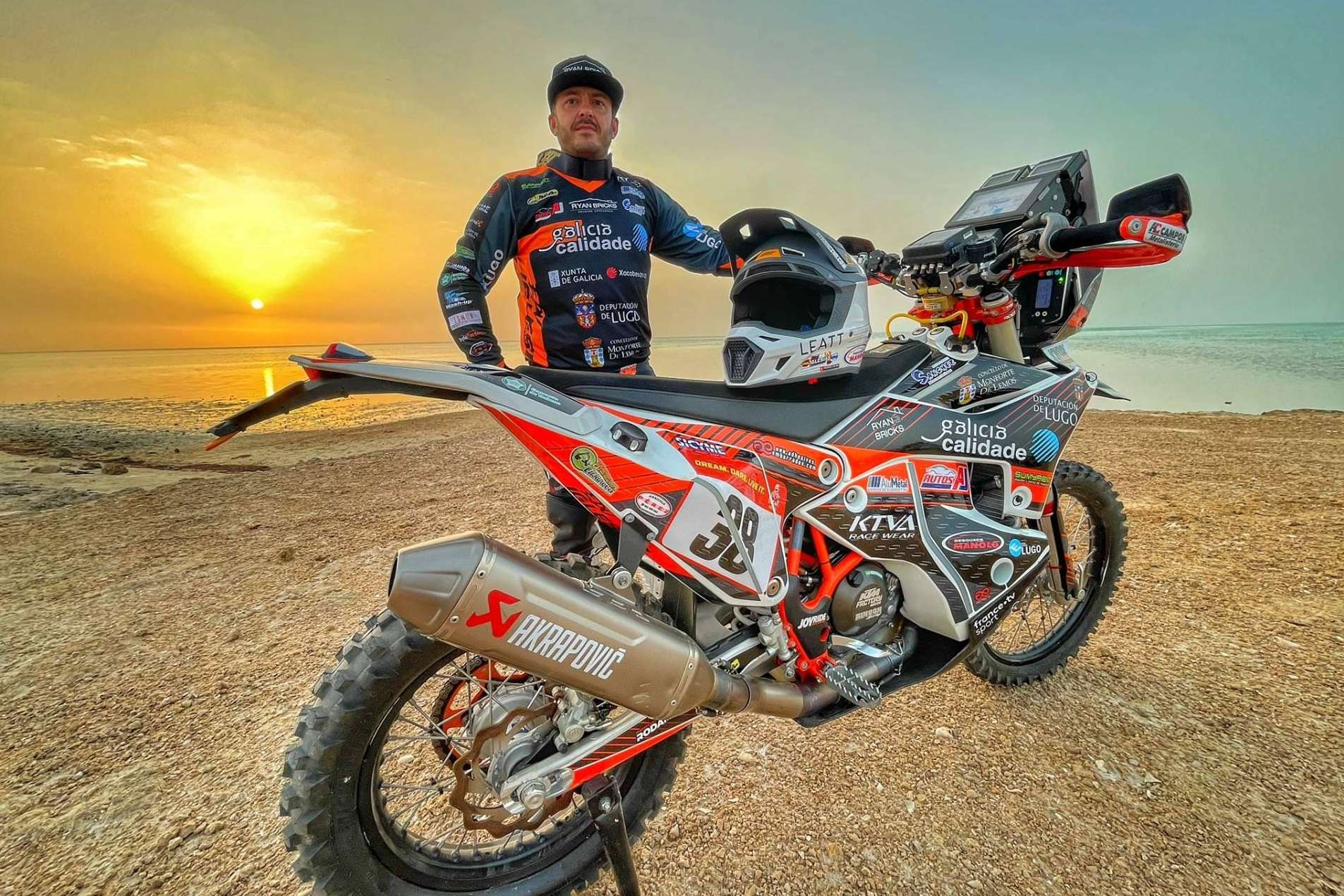 Ropa para participar en el Rally Dakar con ADHESIVOSEMBARRADOS