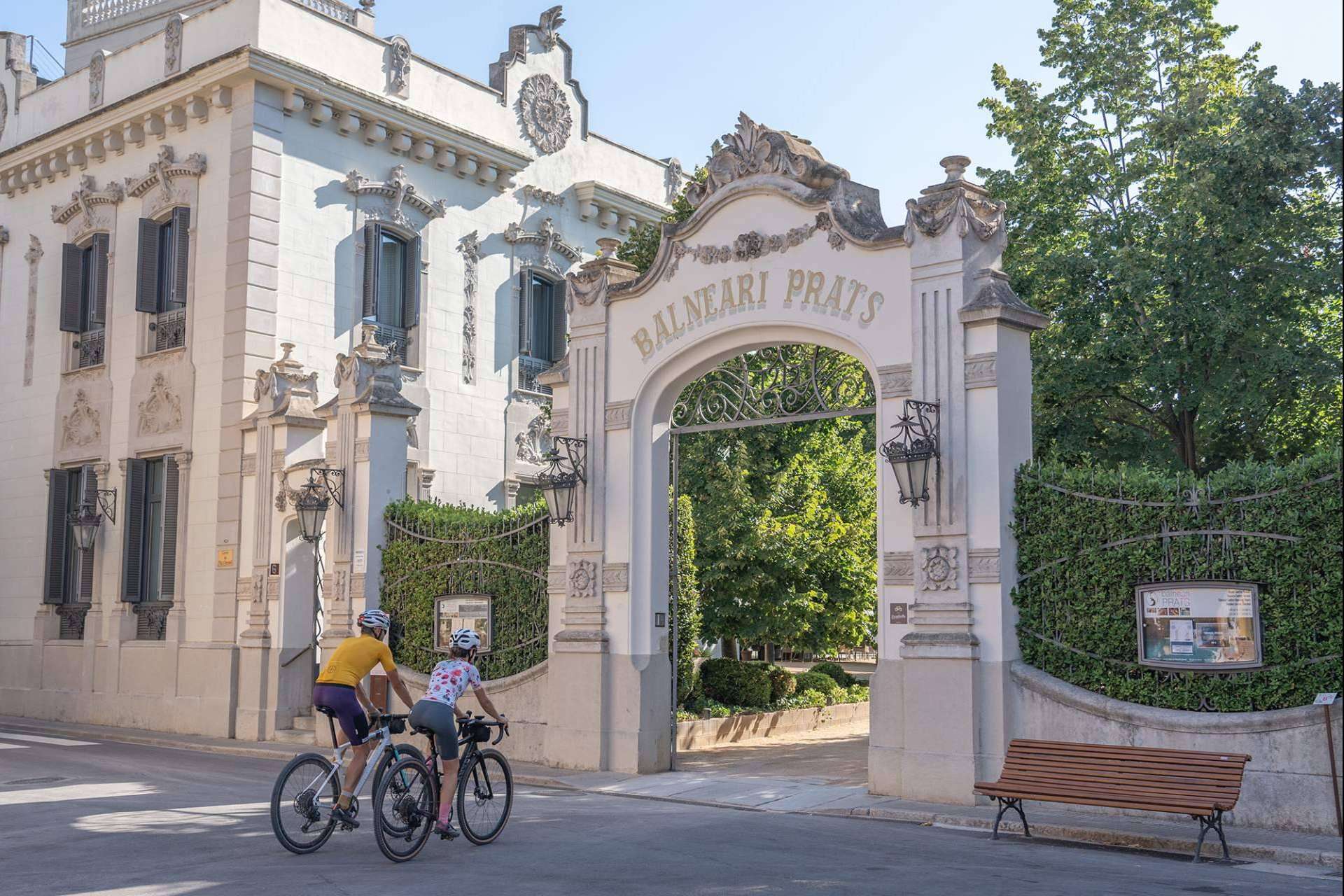 ¿Qué beneficios y facilidades tienen los ciclistas del espacio bikefriendly del Hotel Balneari Prats para hacer rutas?