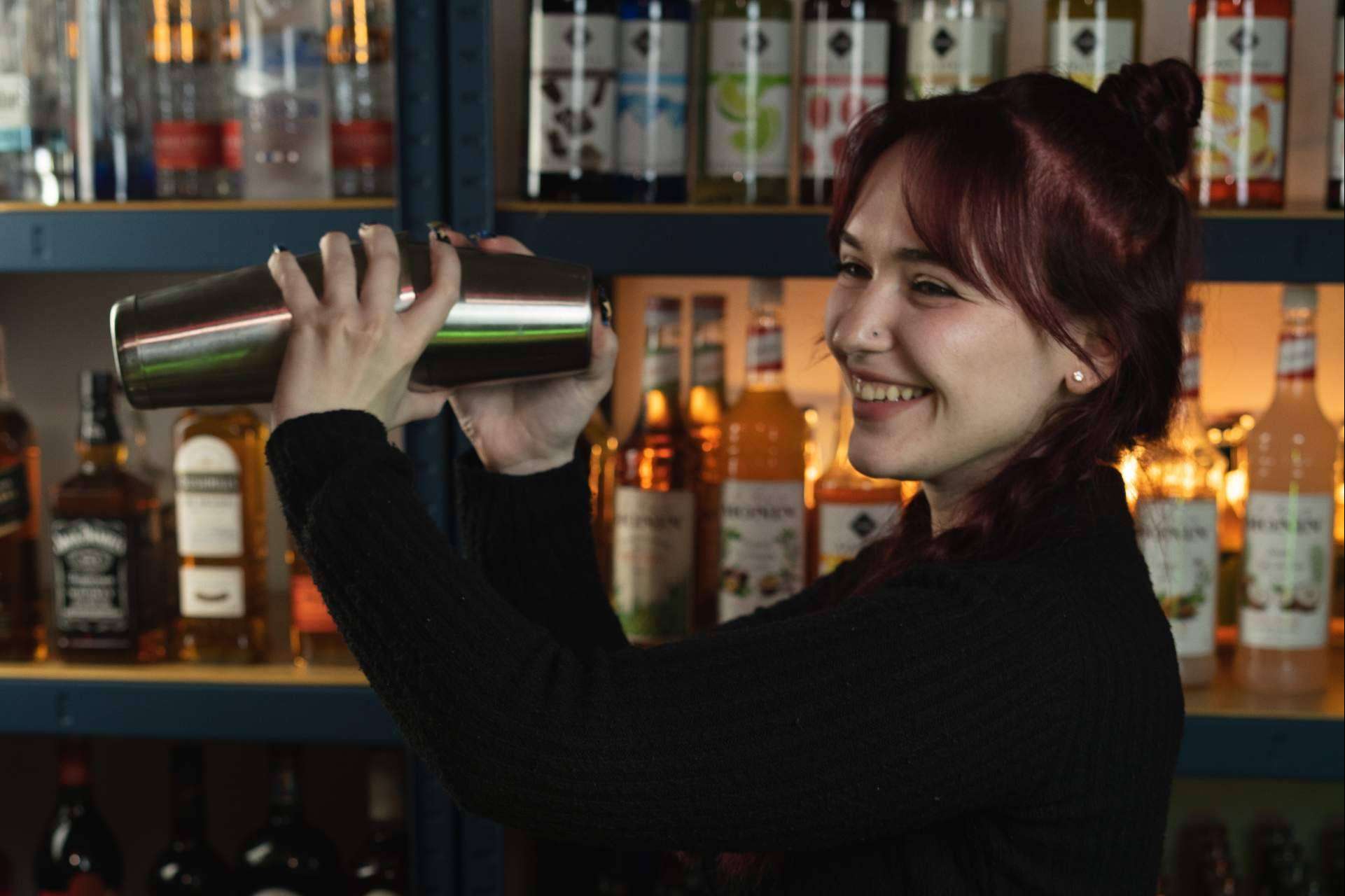 El curso de bartender profesional para formar maestros de la coctelería a través de la experiencia práctica