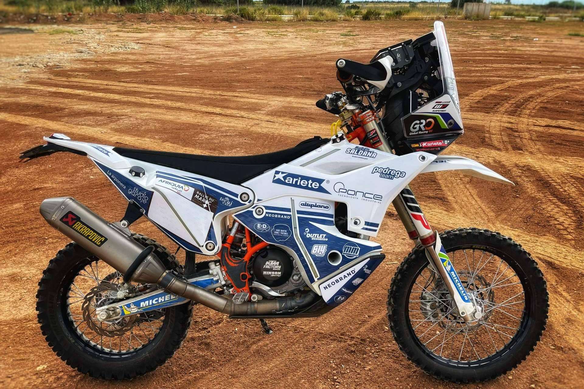 Personalización de adhesivos moto Dakar en la empresa especializada ADHESIVOSEMBARRADOS