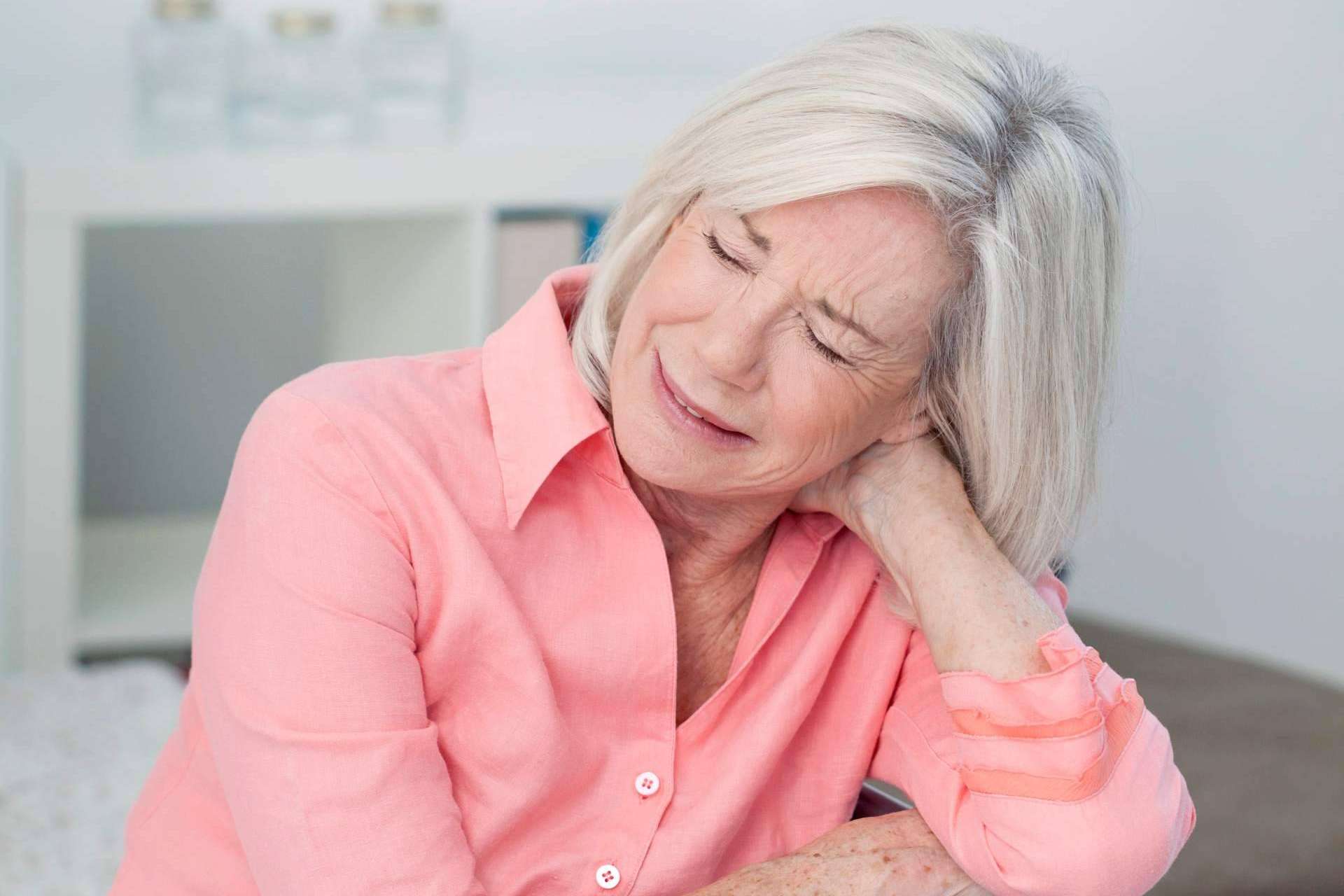 Con inhibidores de la aromatasa en el cáncer de mama, dolores articulares provocados por el tratamiento