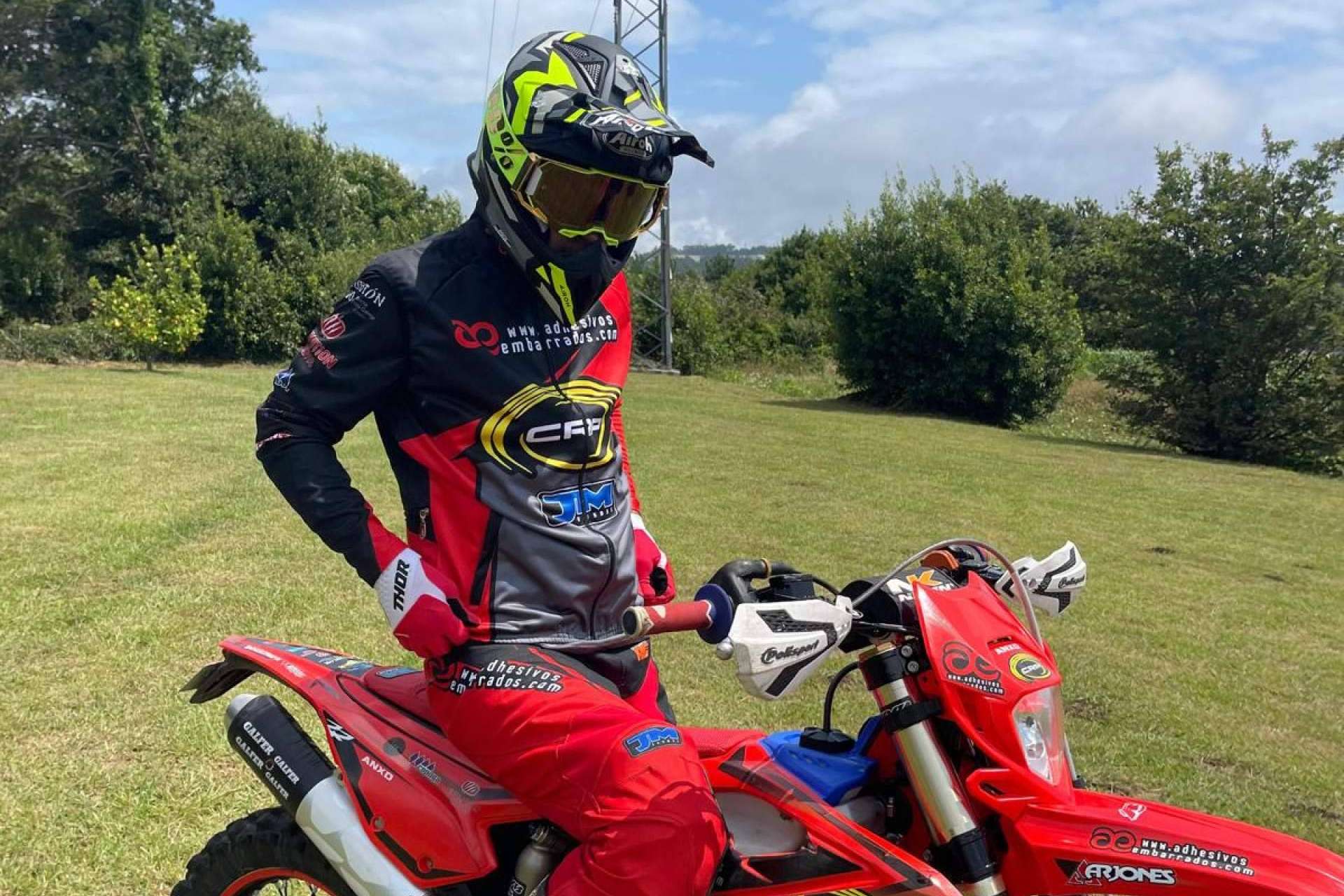 Encontrar un pantalón y camiseta personalizada para motocross en ADHESIVOSEMBARRADOS