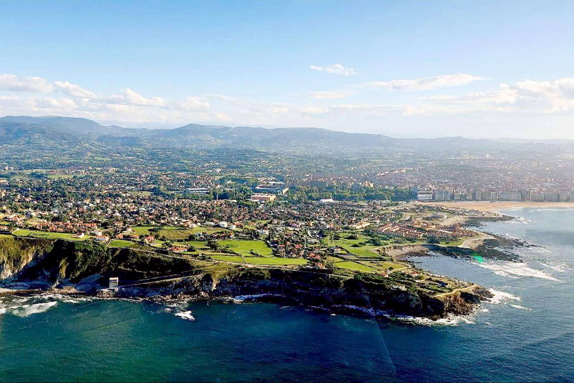 ¿Cuáles son los lugares de España más adecuados y atractivos para practicar el vuelo en avión ultraligero?