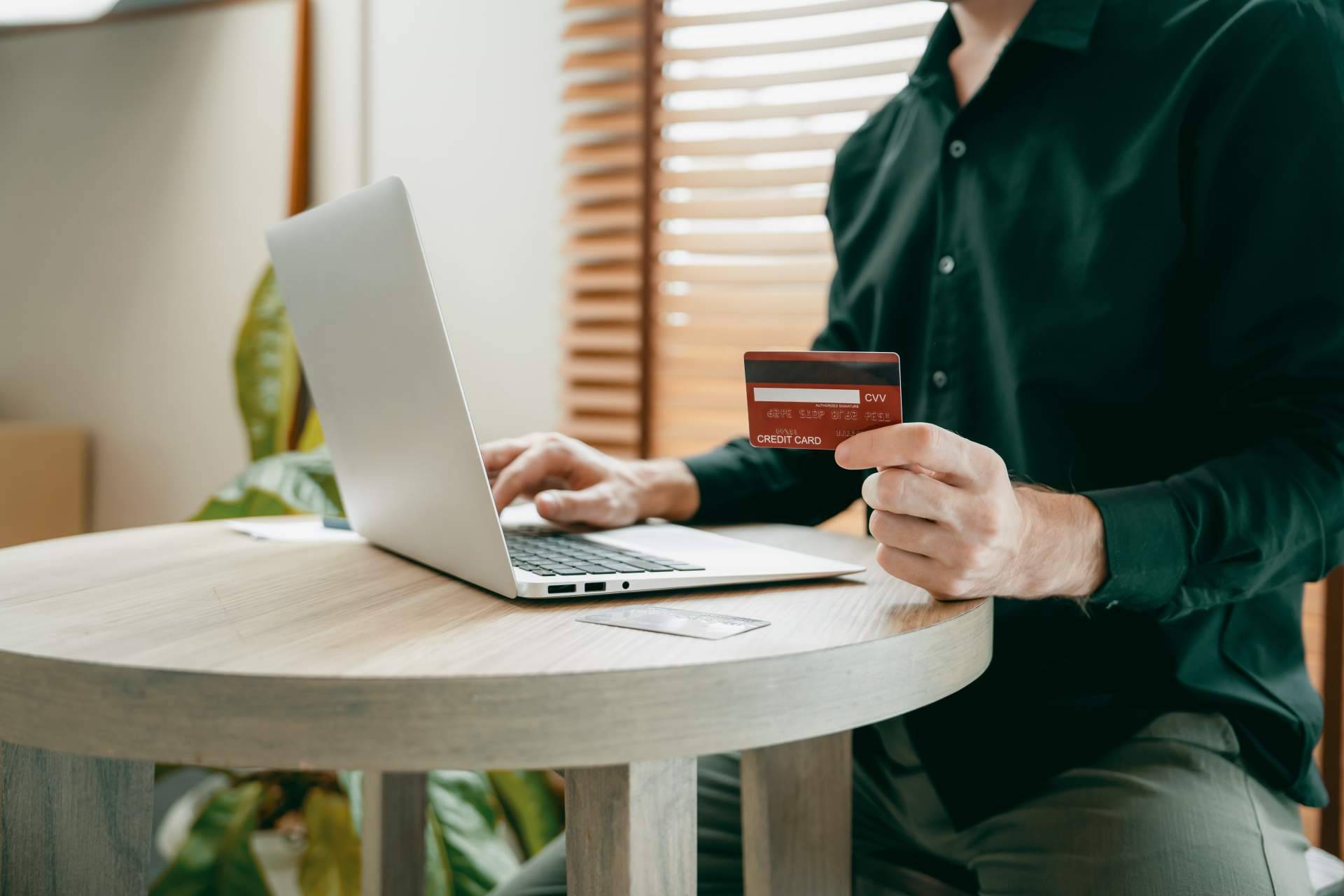 Controlar las finanzas con la autogestión de tarjetas financieras de AK Digital, una alternativa eficiente