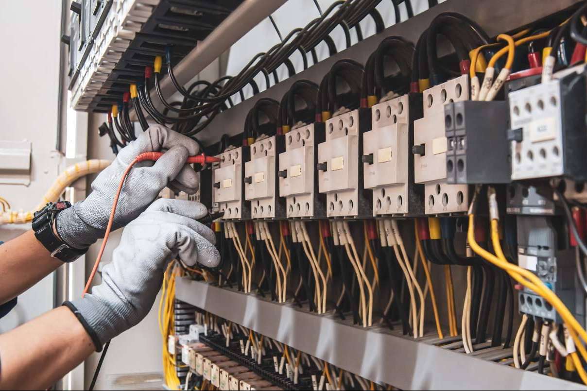 Razones por las que recurrir a las instalaciones eléctricas, por EcoAutomatismos