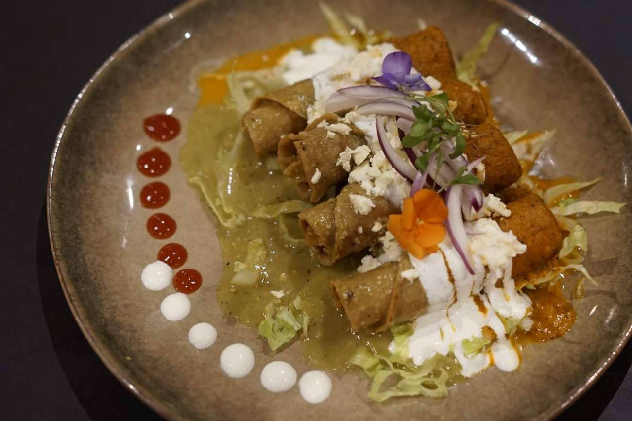 Degustar clásicos platos de la cocina tradicional mexicana en Hijo del Maíz