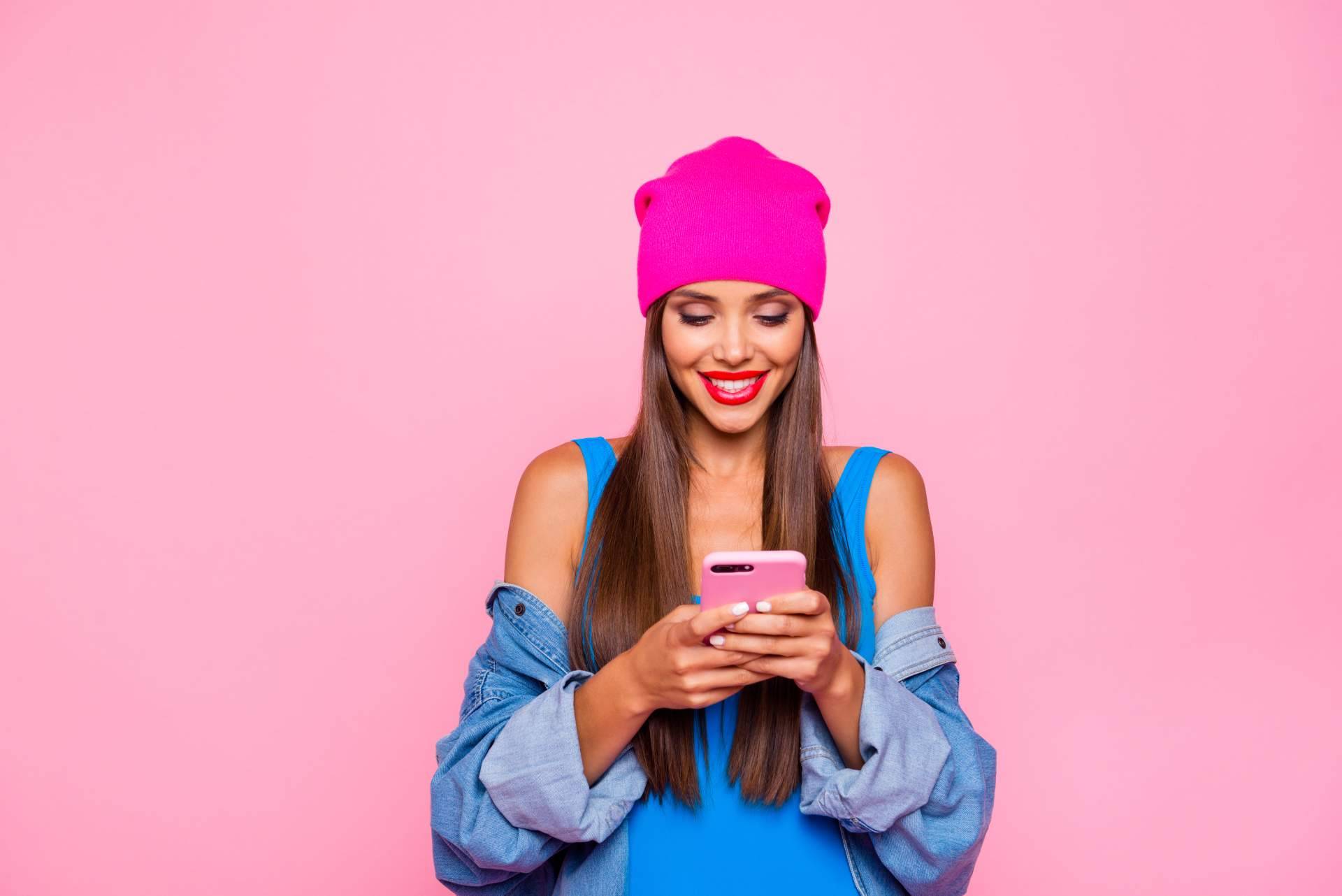 Mediante la aplicación móvil YOUUUP app, ver y compartir vídeos de contenido
