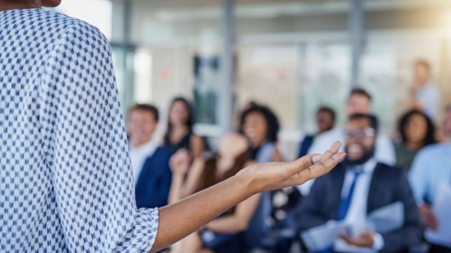 Consejos de expertos para hablar en público con confianza y carisma