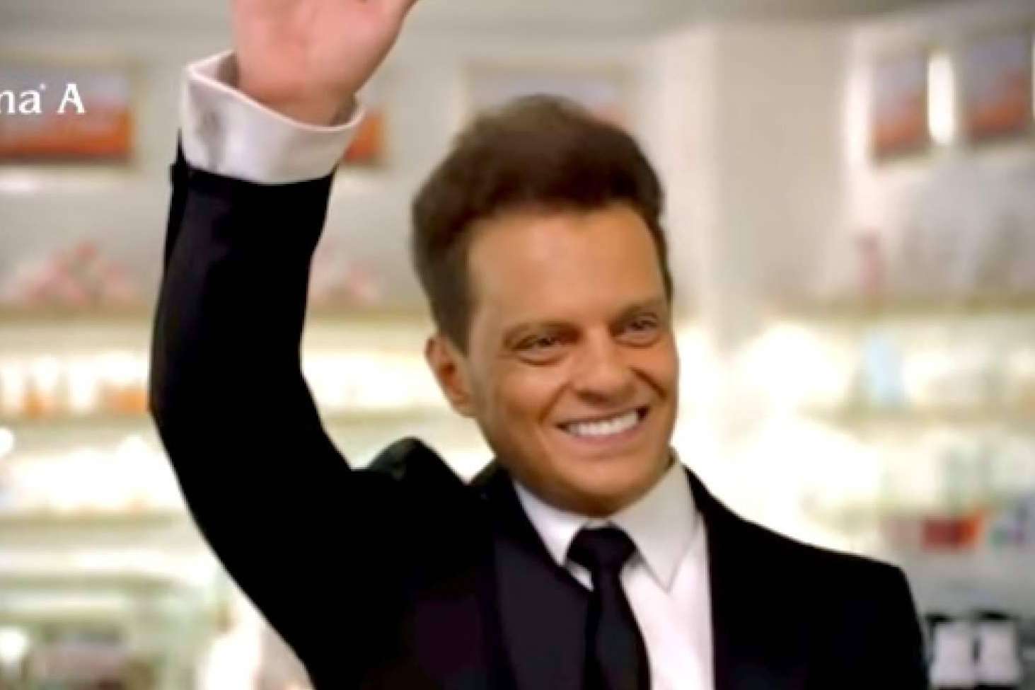 Sorprender a los invitados de una fiesta con el imitador de Luis Miguel