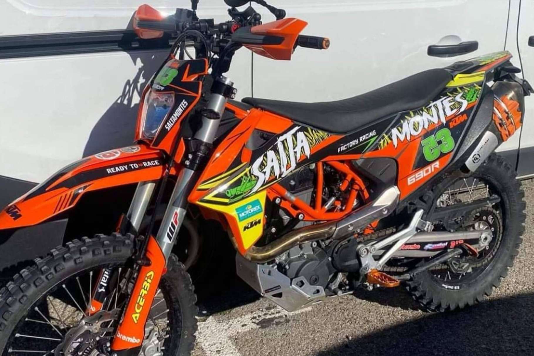 La firma ADHESIVOSEMBARRADOS ofrece adhesivos personalizados para motocross