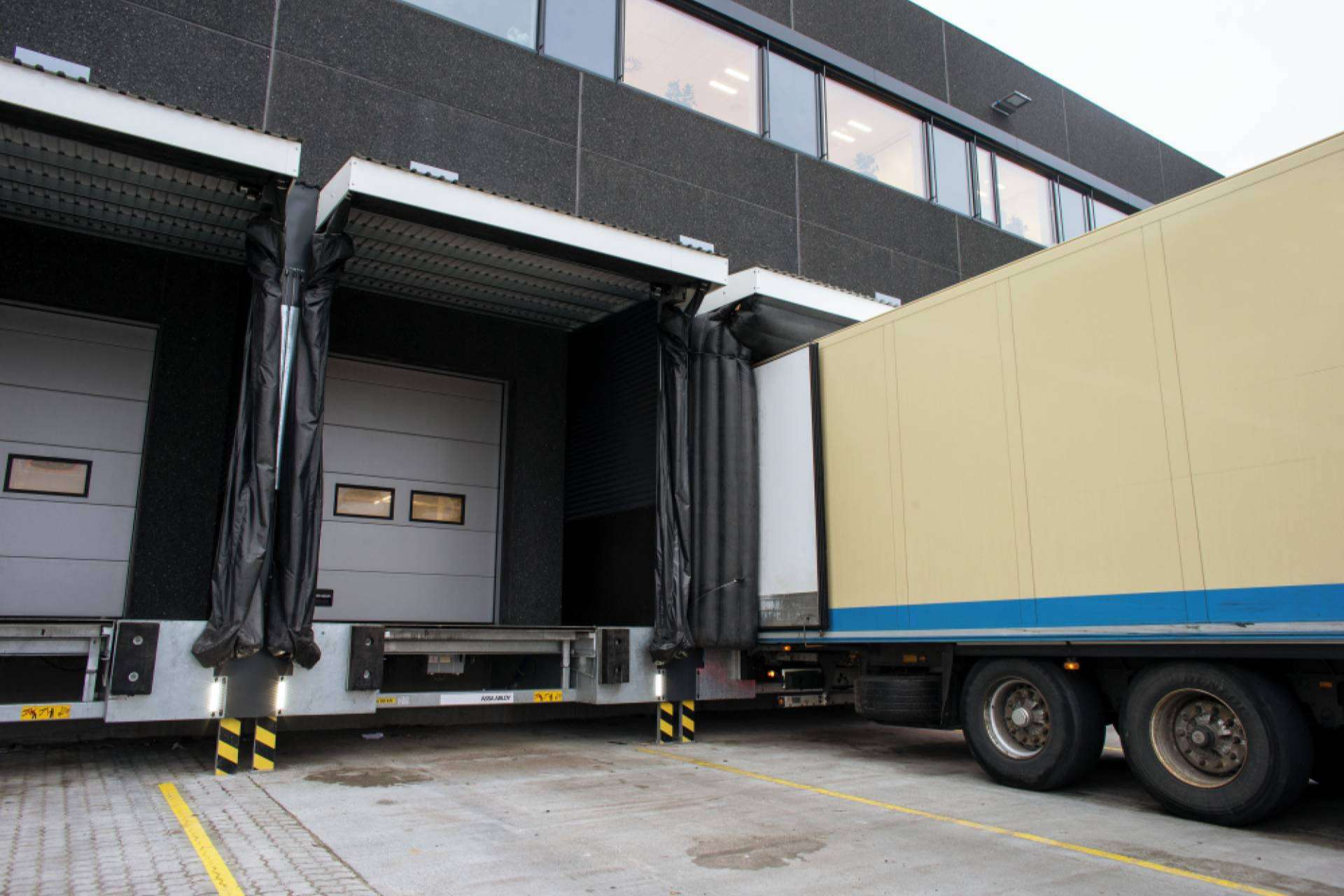 Los expertos en equipos para carga y descarga de ASSA ABLOY