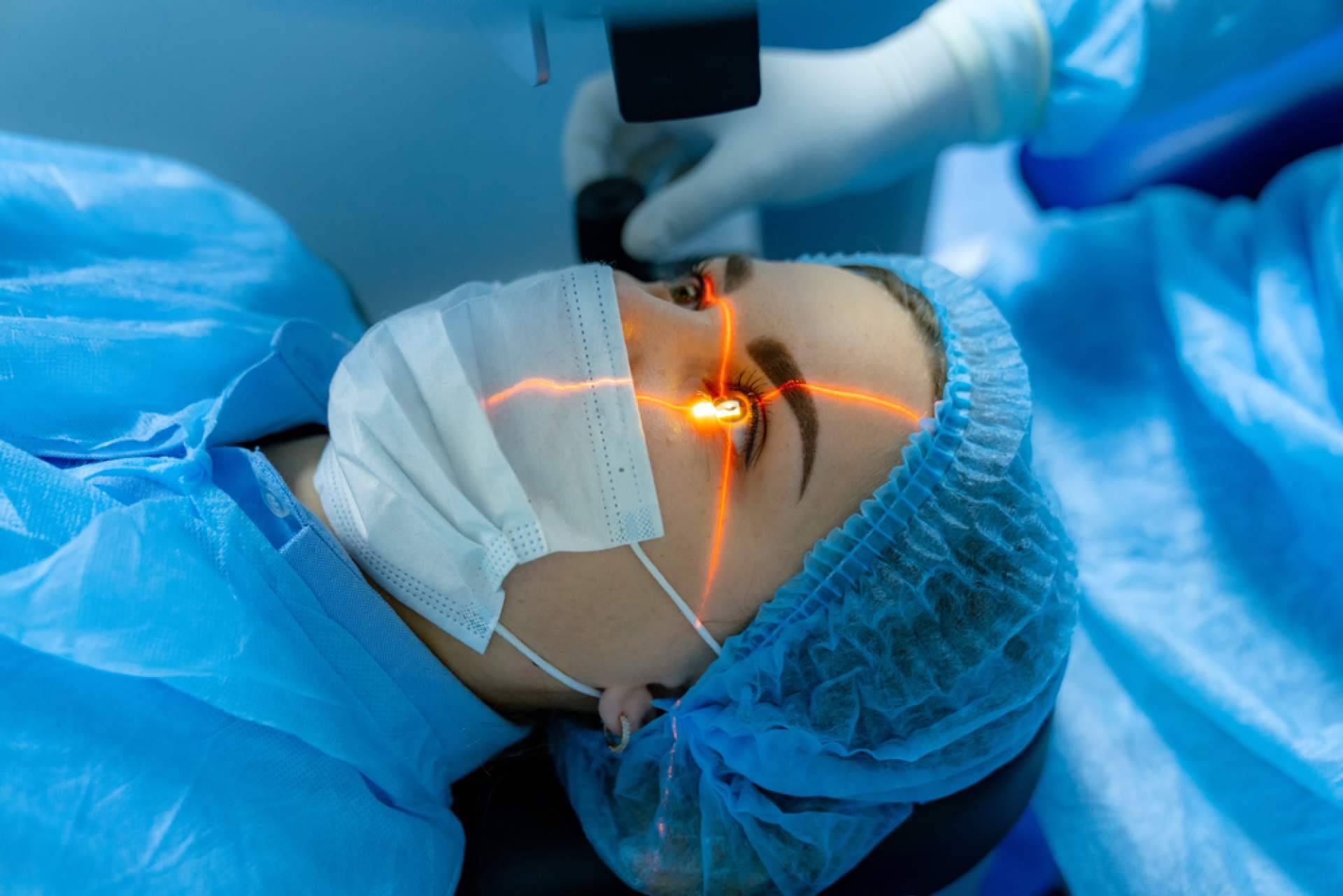 Cirugía para el orzuelo de la mano del Departamento de Oftalmología del Hospital Universitario Dexeus