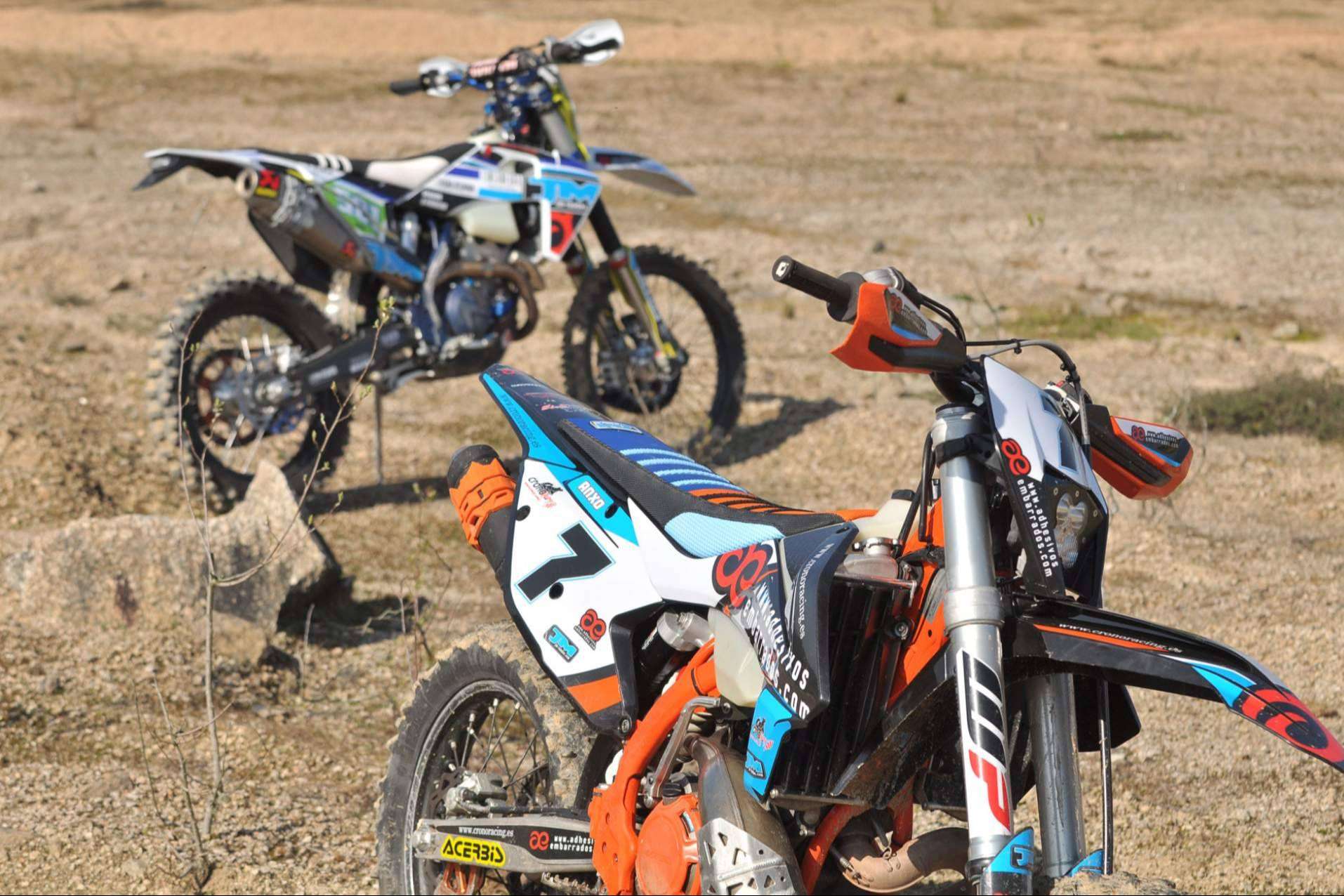 Plásticos y adhesivos para motos offroad con ADHESIVOSEMBARRADOS