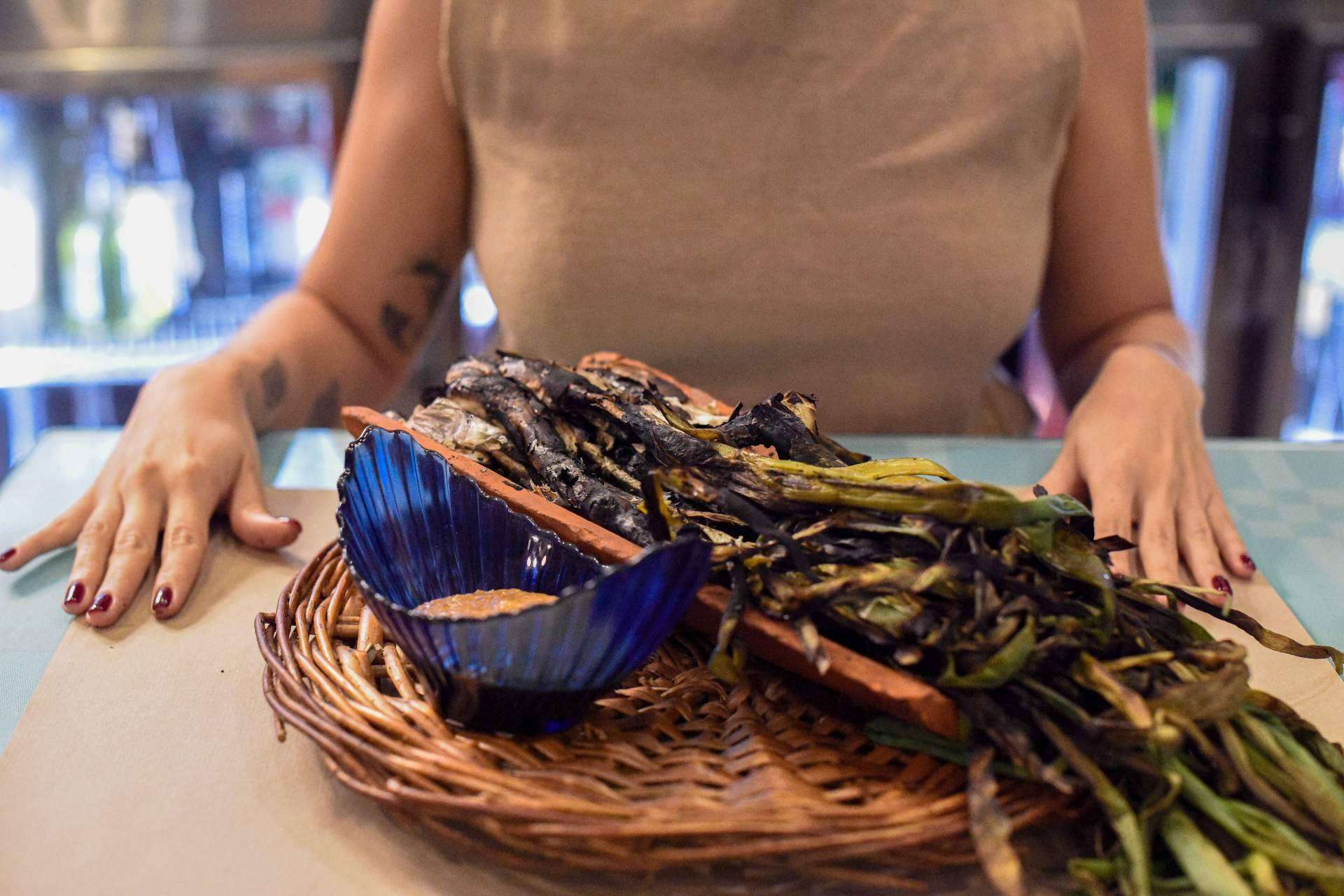 Una de las mejores calçotades de la Barceloneta la ofrece Pasa Tapas