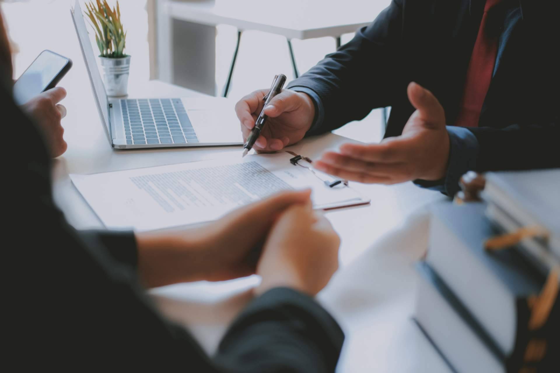 Los beneficios de contratar una asesoría legal antes de comprar o vender una propiedad, por Grupo PREIC