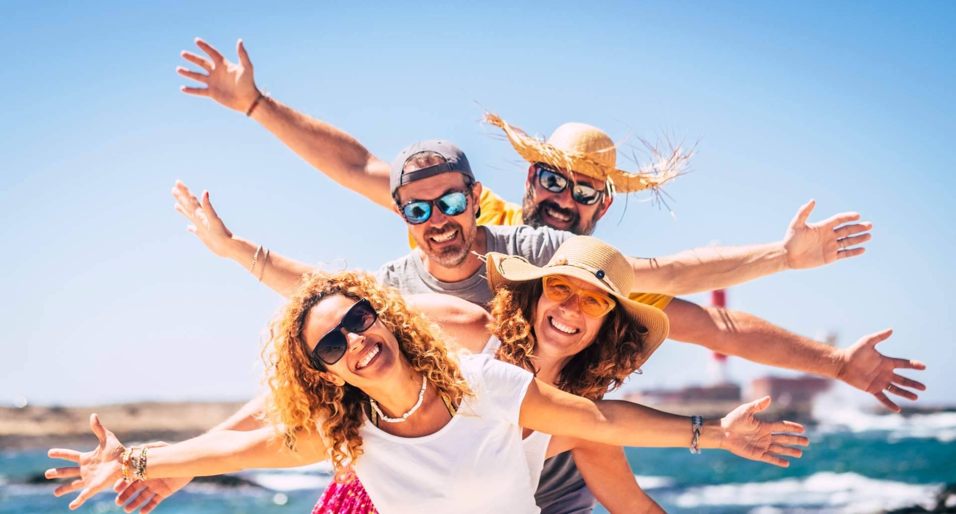 Solteros para vivir experiencias y viajes en compañía como solución a la soledad impuesta, la búsqueda de THE CLUB EMS