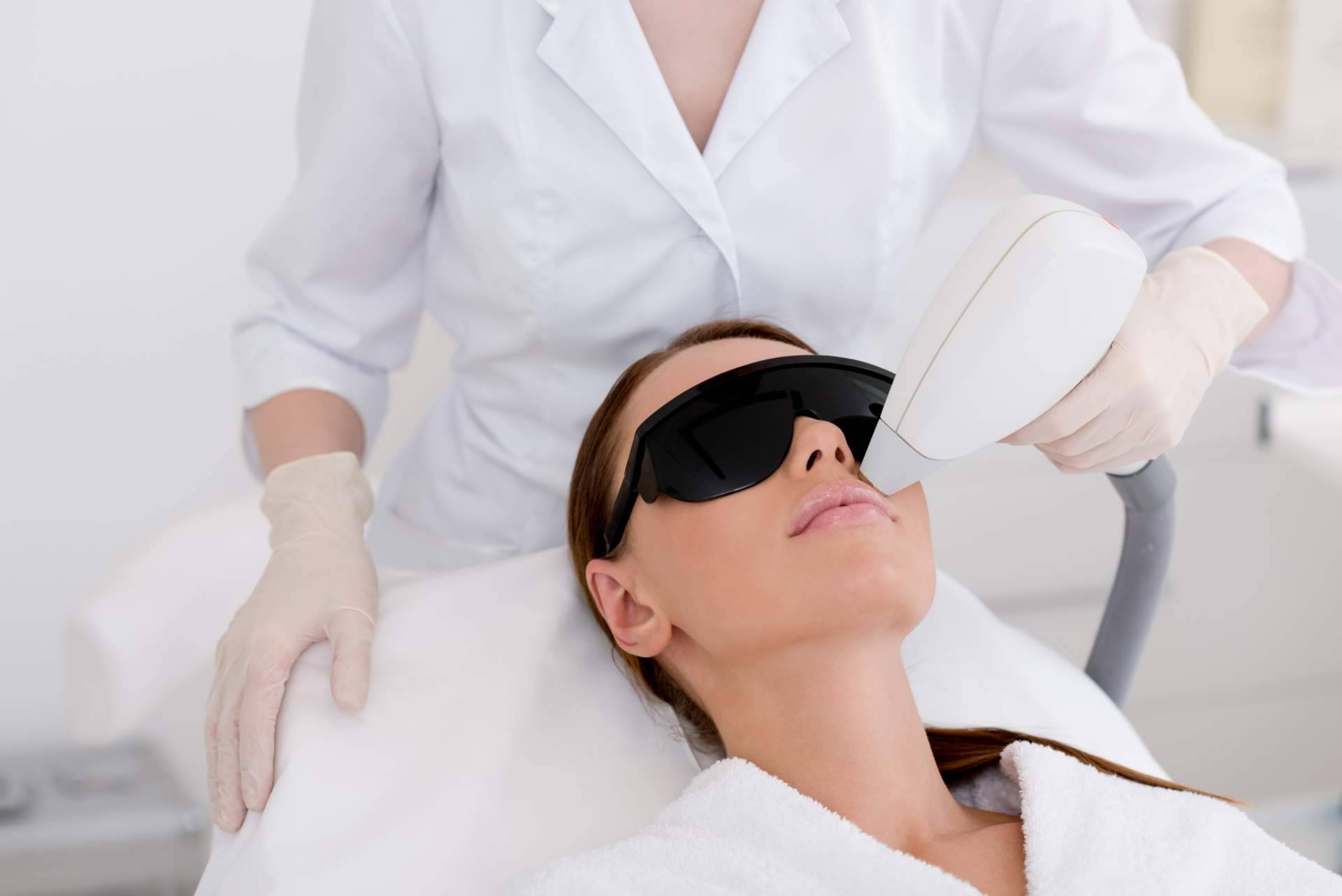 El peeling de carbón activo garantiza una piel suave y luminosa