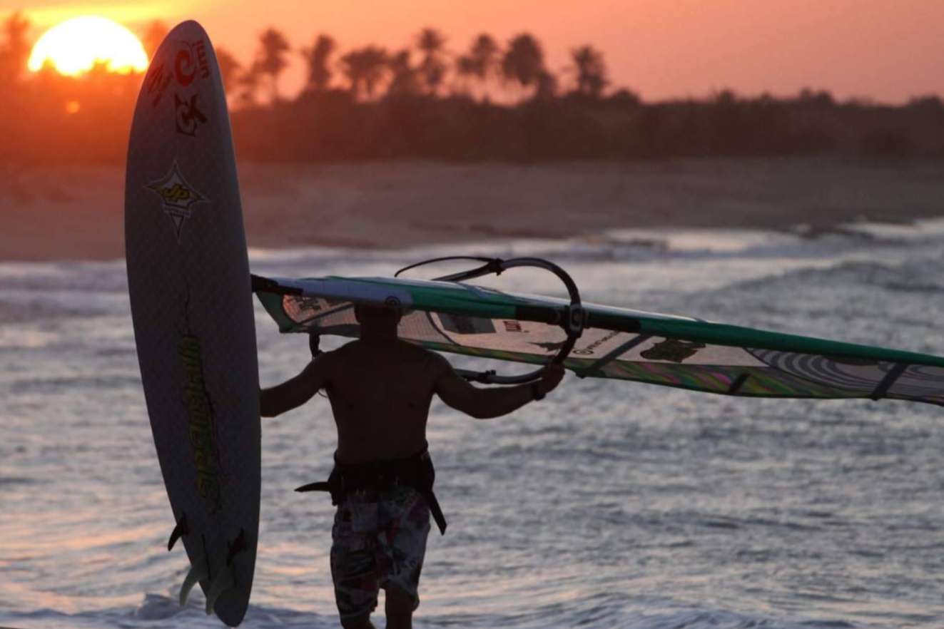 Así es el nuevo deporte de viento de moda que ofrece Mucho Viento Viajes; Wing Foil