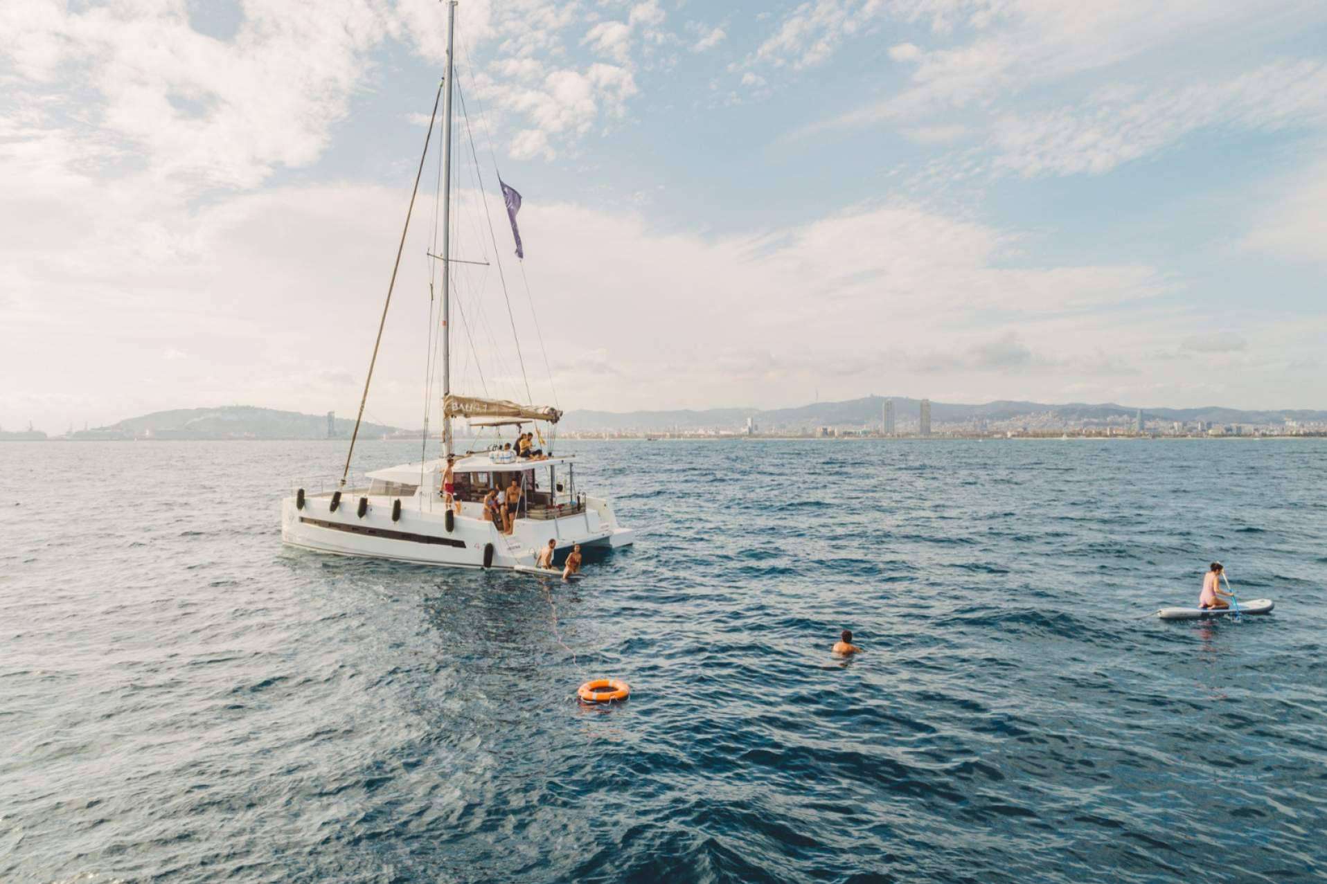 Sondavela ofrece servicios de alquiler de catamarán en Barcelona