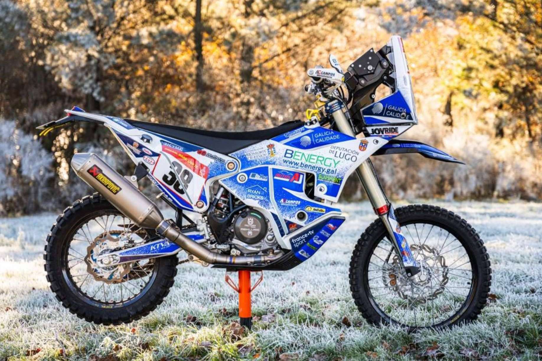 ADHESIVOSEMBARRADOS pone a disposición diseños de plásticos y adhesivos para motocross personalizados
