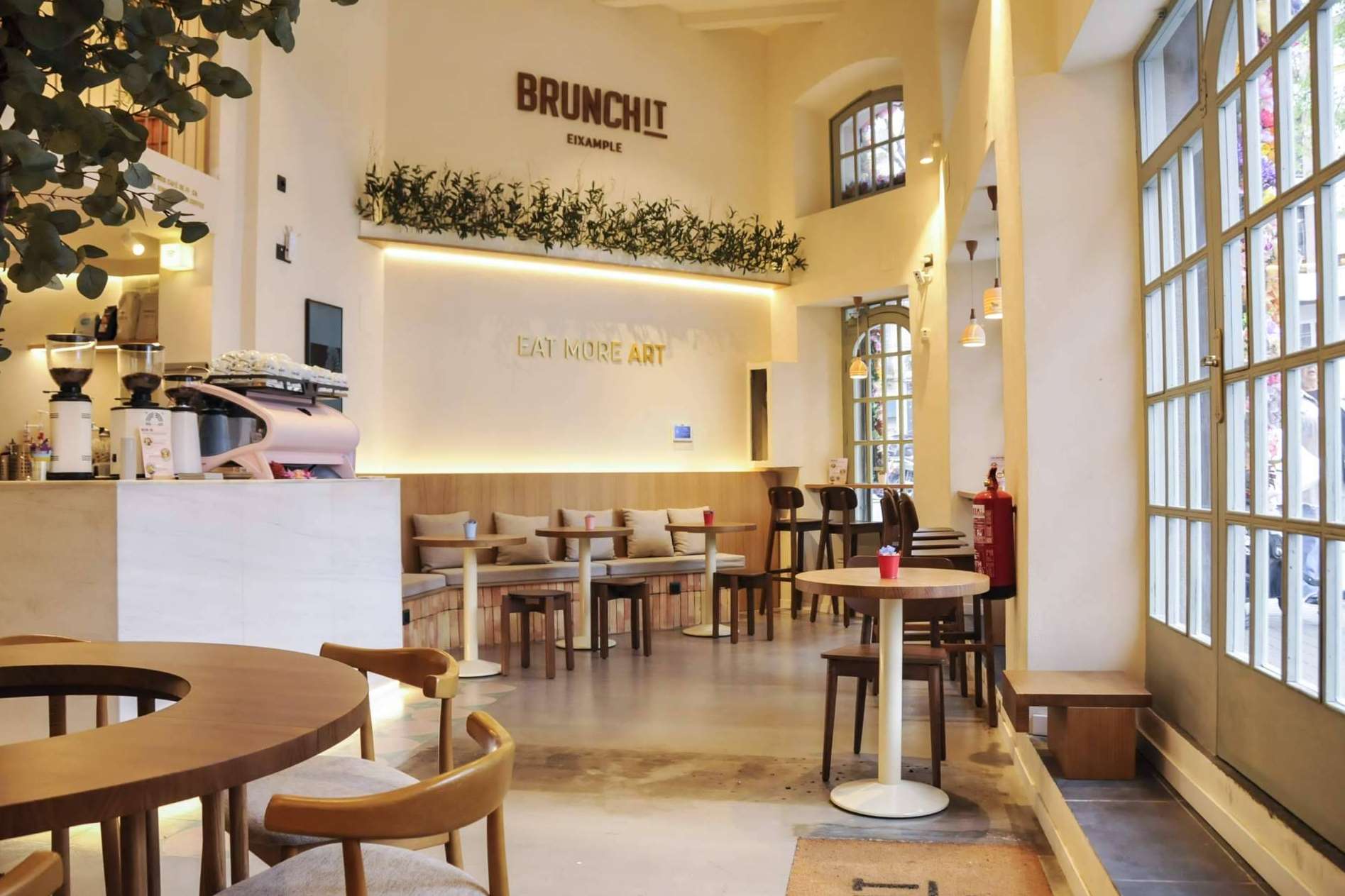 BRUNCHIT abre su primer restaurante en Barcelona y llena de flores el Eixample