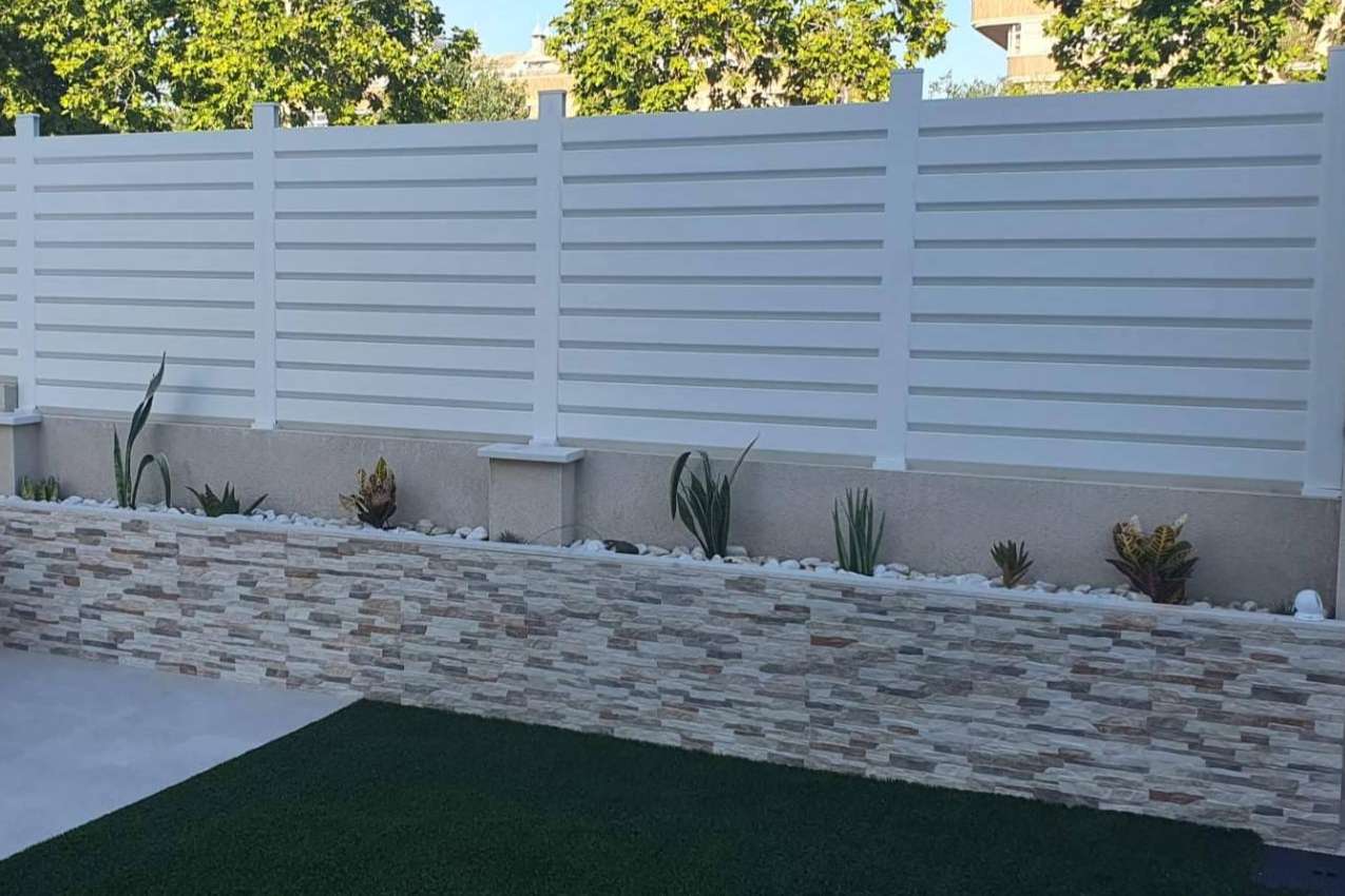 La seguridad y resistencia que ofrecen las vallas PVC de AKOTADO